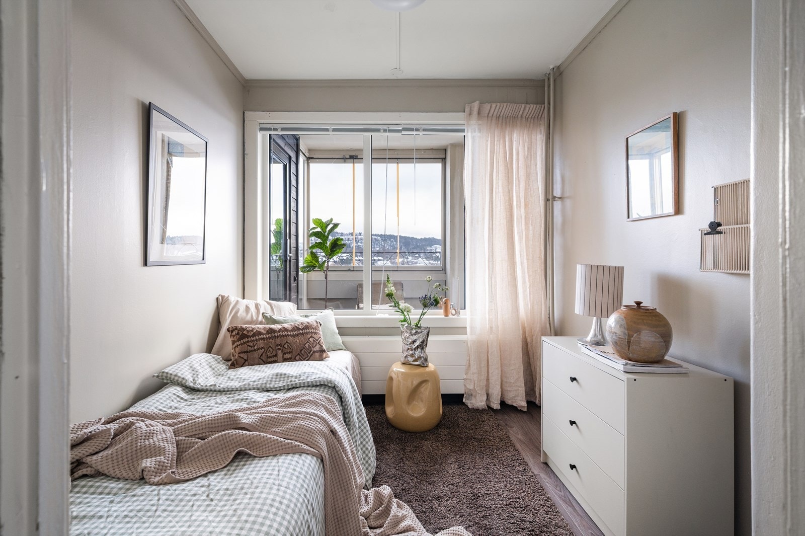 Hyggelig soverom med plass til seng, nattbord og garderobeskap / kommode. Galleribilde