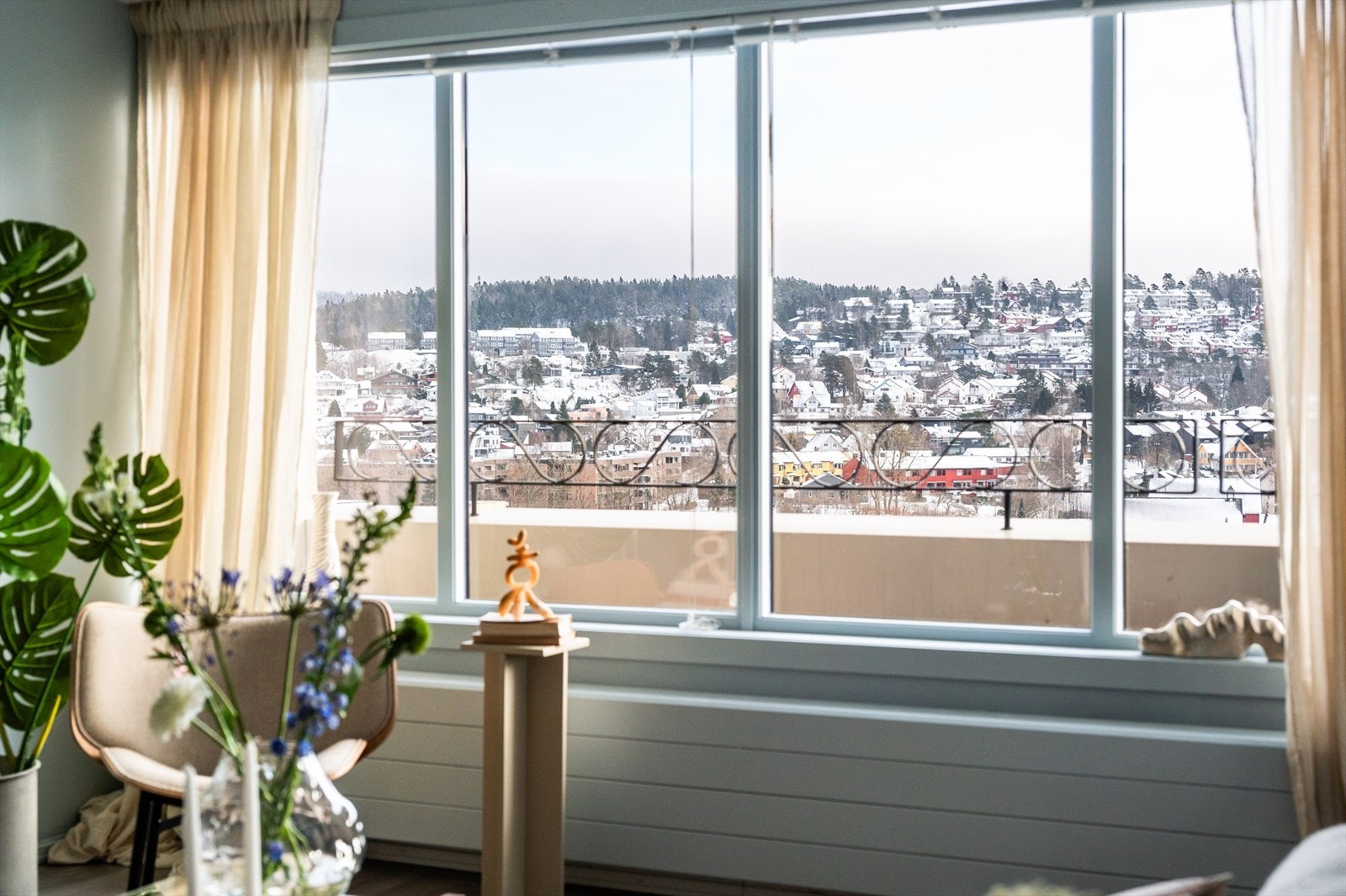 Her får du en lys og romslig 3-roms leilighet, attraktivt beliggende høyt og fritt i byggets 11. etasje med heisadkomst og flott utsikt. Galleribilde