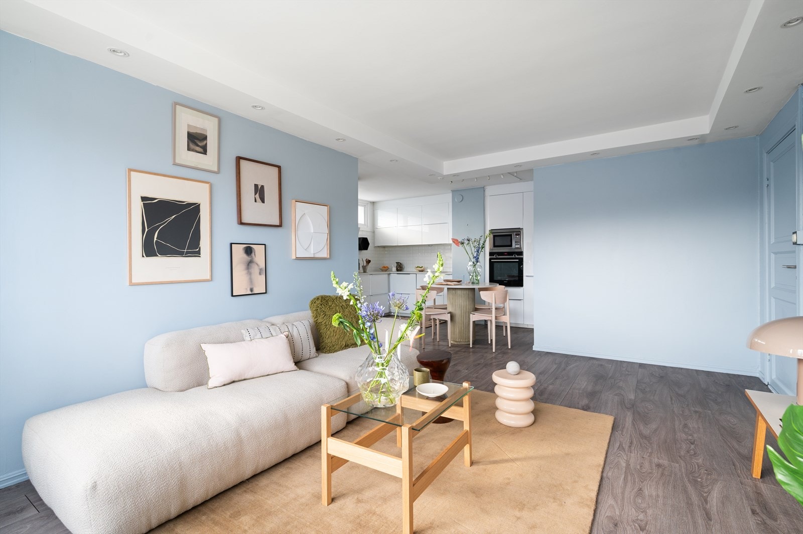 God plass til sofaseksjon med tilhørende møblementer. Galleribilde