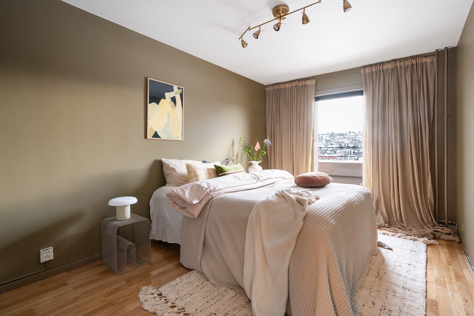 Lunt og romslig hovedsoverom med god plass til dobbeltseng, nattbord og kommode. Galleribilde