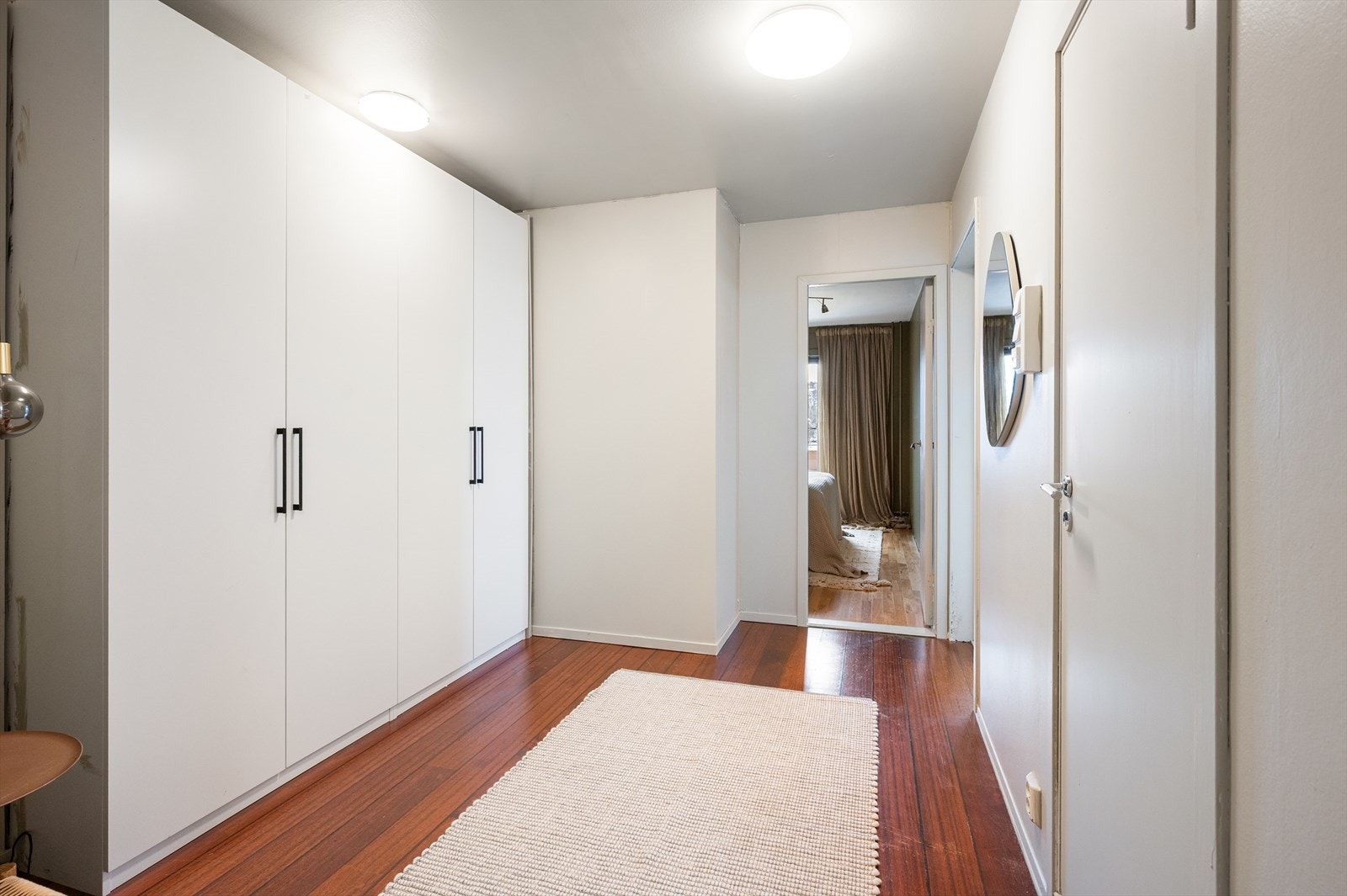 Entréen / mellomgangen er svært romslig og har store garderobeskap som gir godt med oppbevaringsplass. Galleribilde