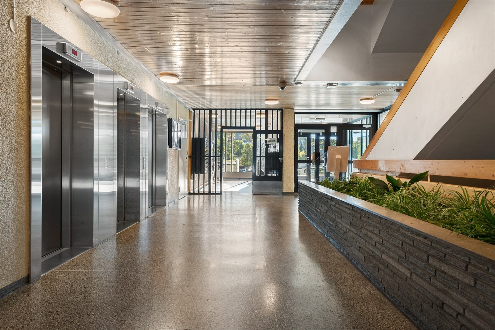 Hyggelig felles inngangsparti med heisadkomst til leilighetsplan og felles takterrasse. Galleribilde