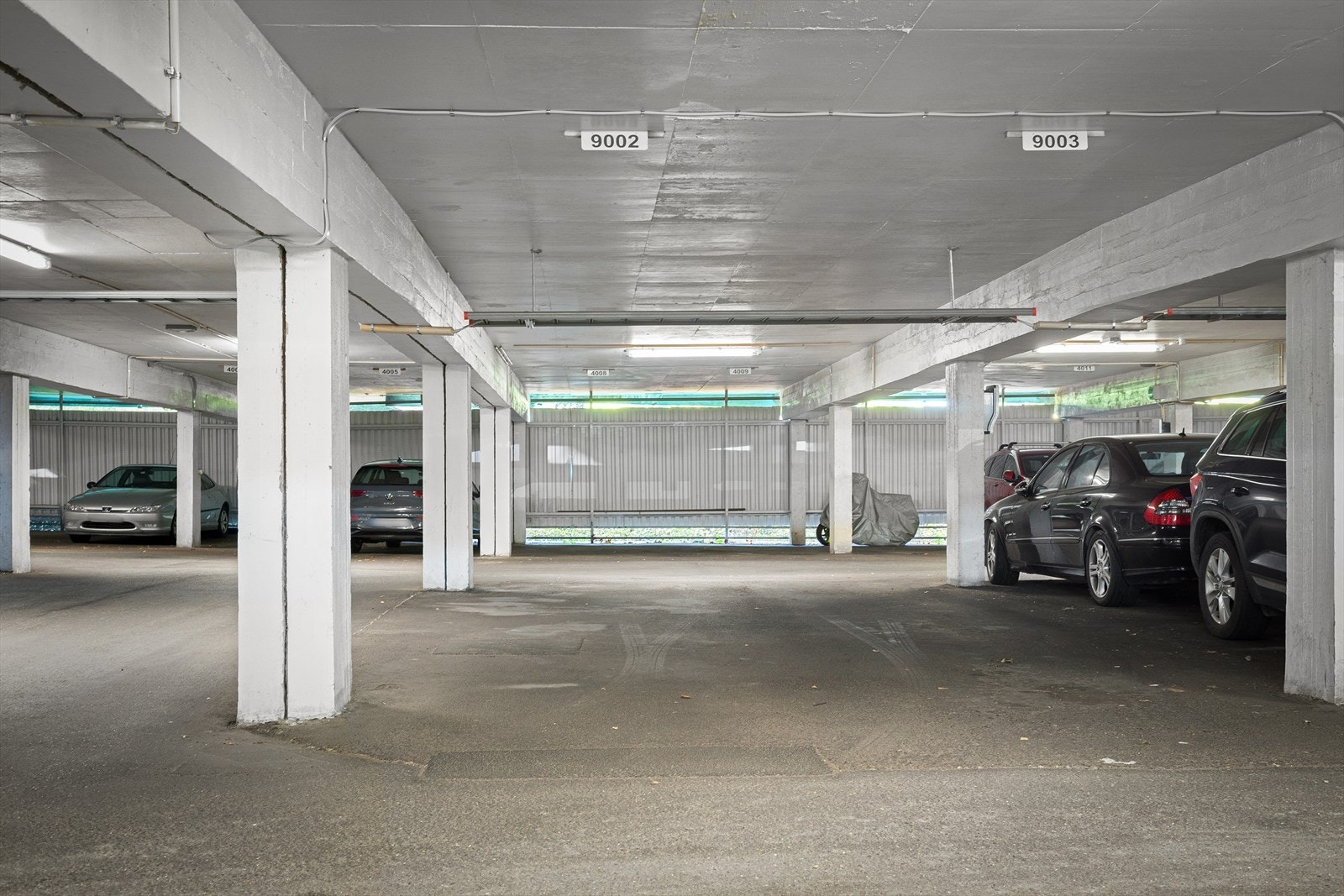 Det medfølger en garasjeplass merket med leil. nr. 11021 Galleribilde