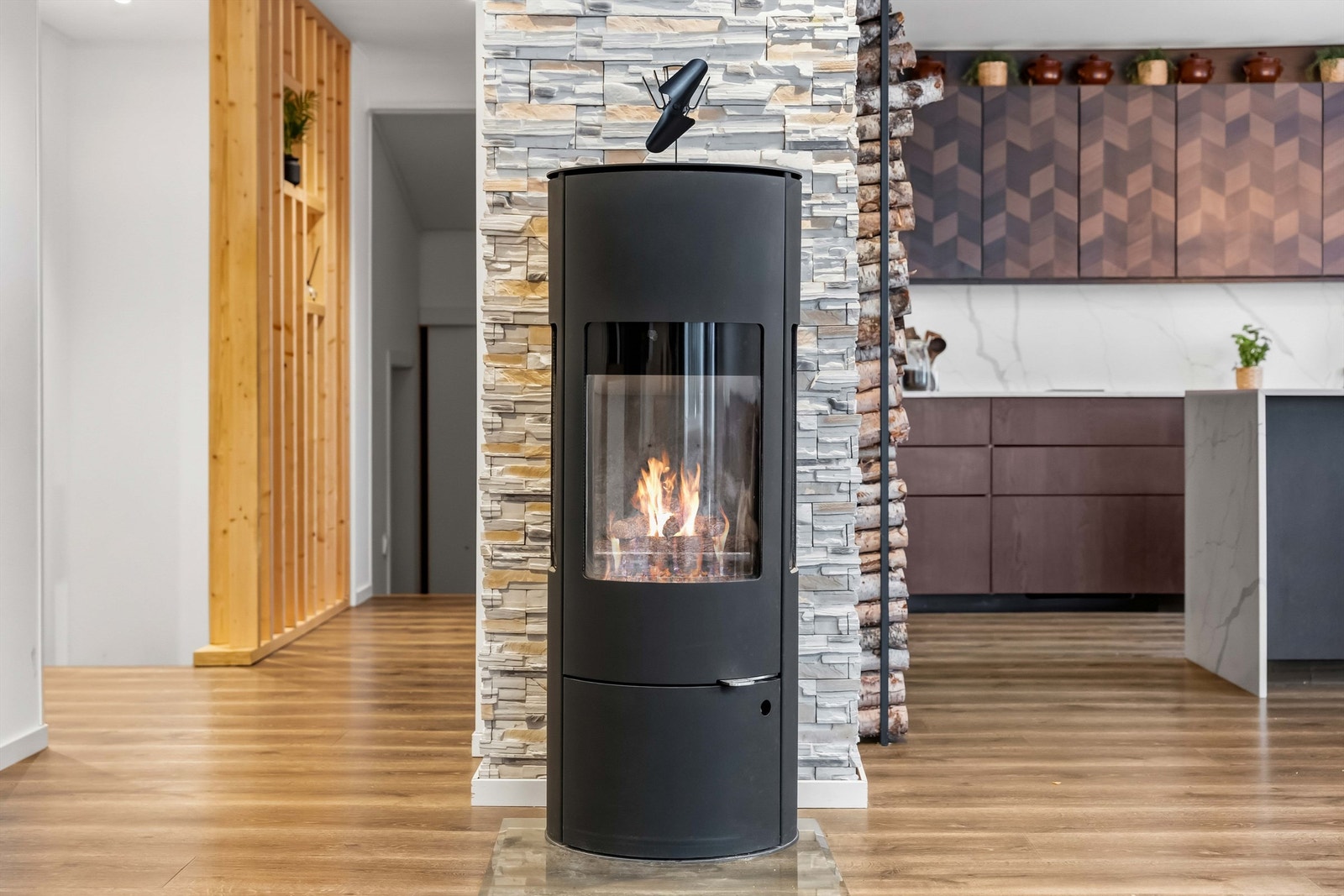 I stuen er det montert en lekker peisovn - som gir både varme og hygge på kalde høst- og vinterkvelder. Galleribilde