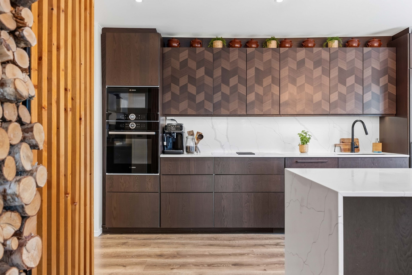 Lekkert kjøkken med kvalitetsinnredning. Galleribilde