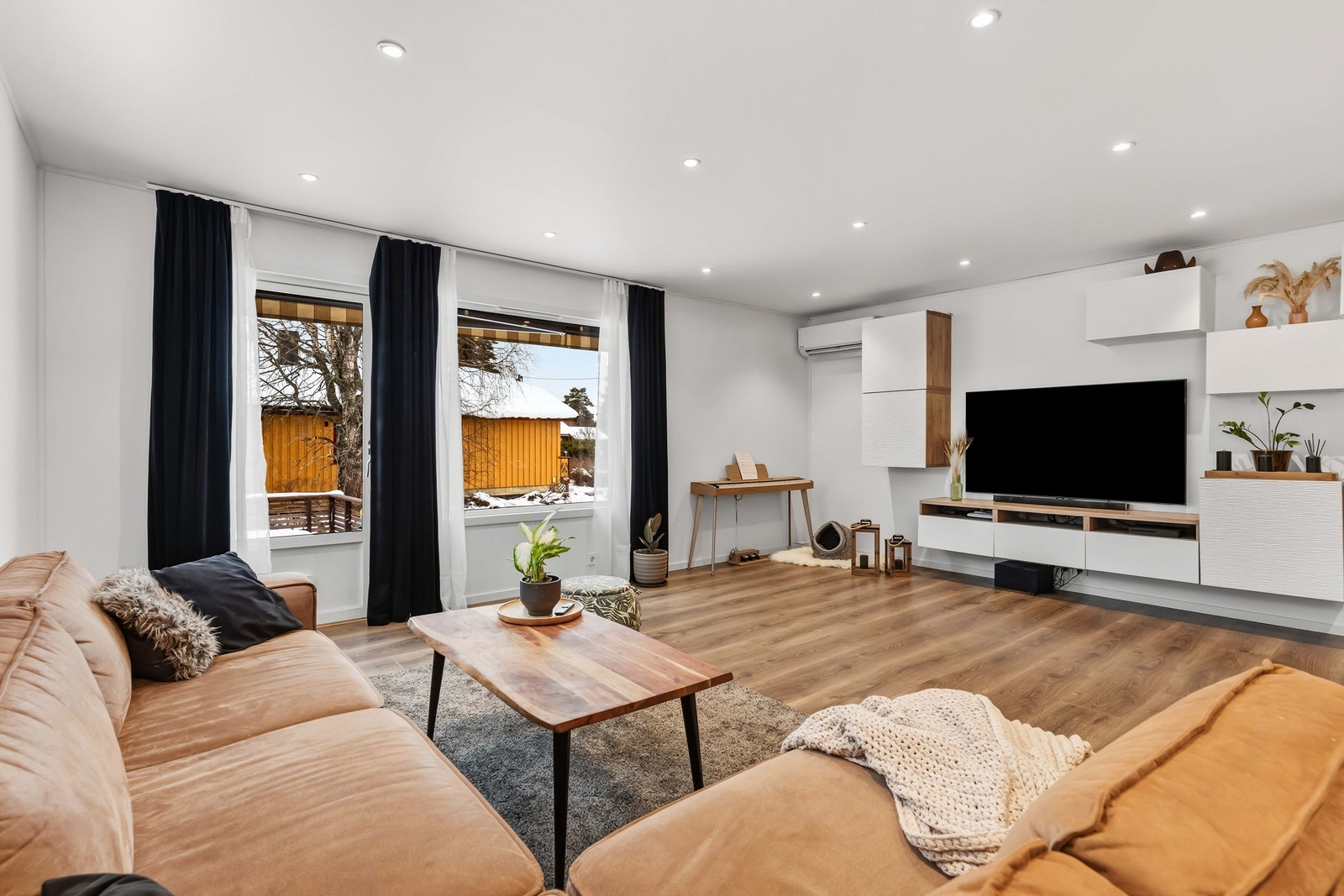 Fra stuen er det utgang til terrasse på ca. 35 kvm, en naturlig forlengelse av boligen. Galleribilde