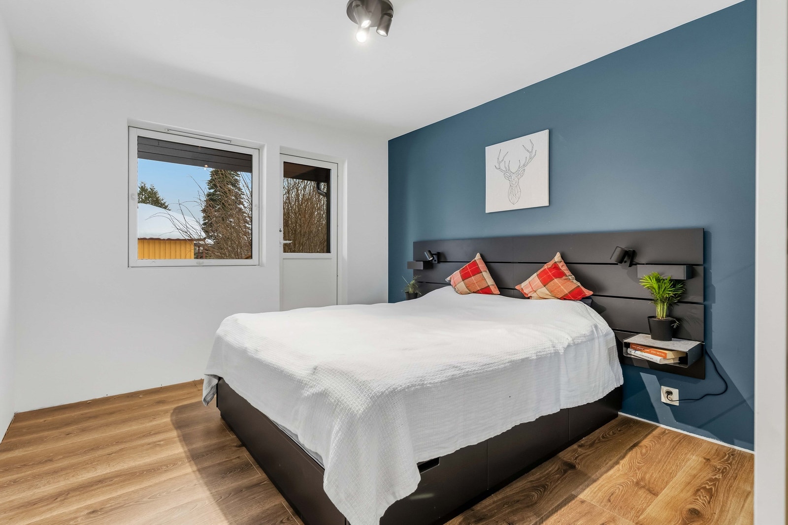 Soverom 1. Fra hovedsoverommet er det utgang til terrassen. Galleribilde