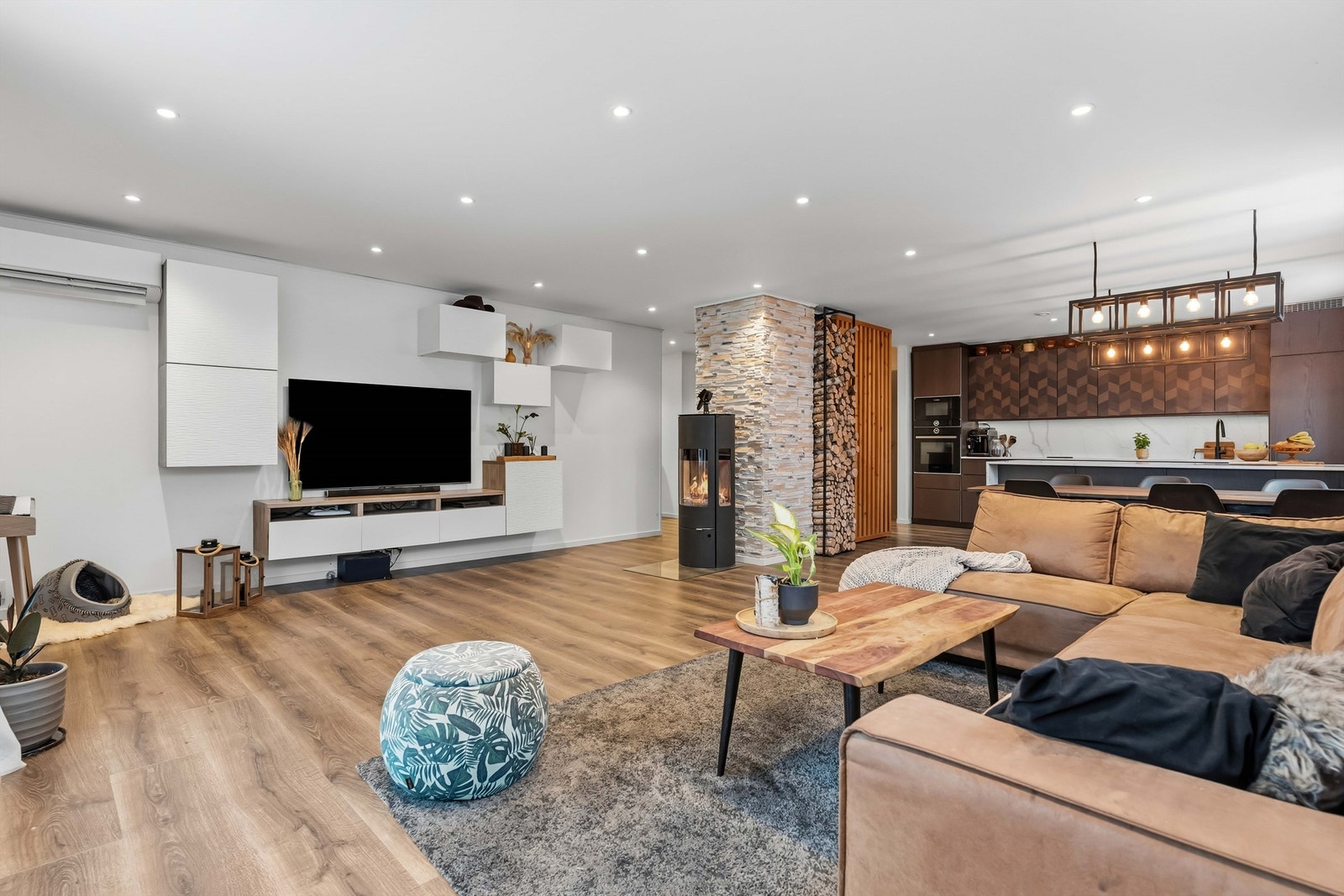 Stuen er lys og romslig med store vindusflater som slipper inn rikelig med dagslys. Galleribilde