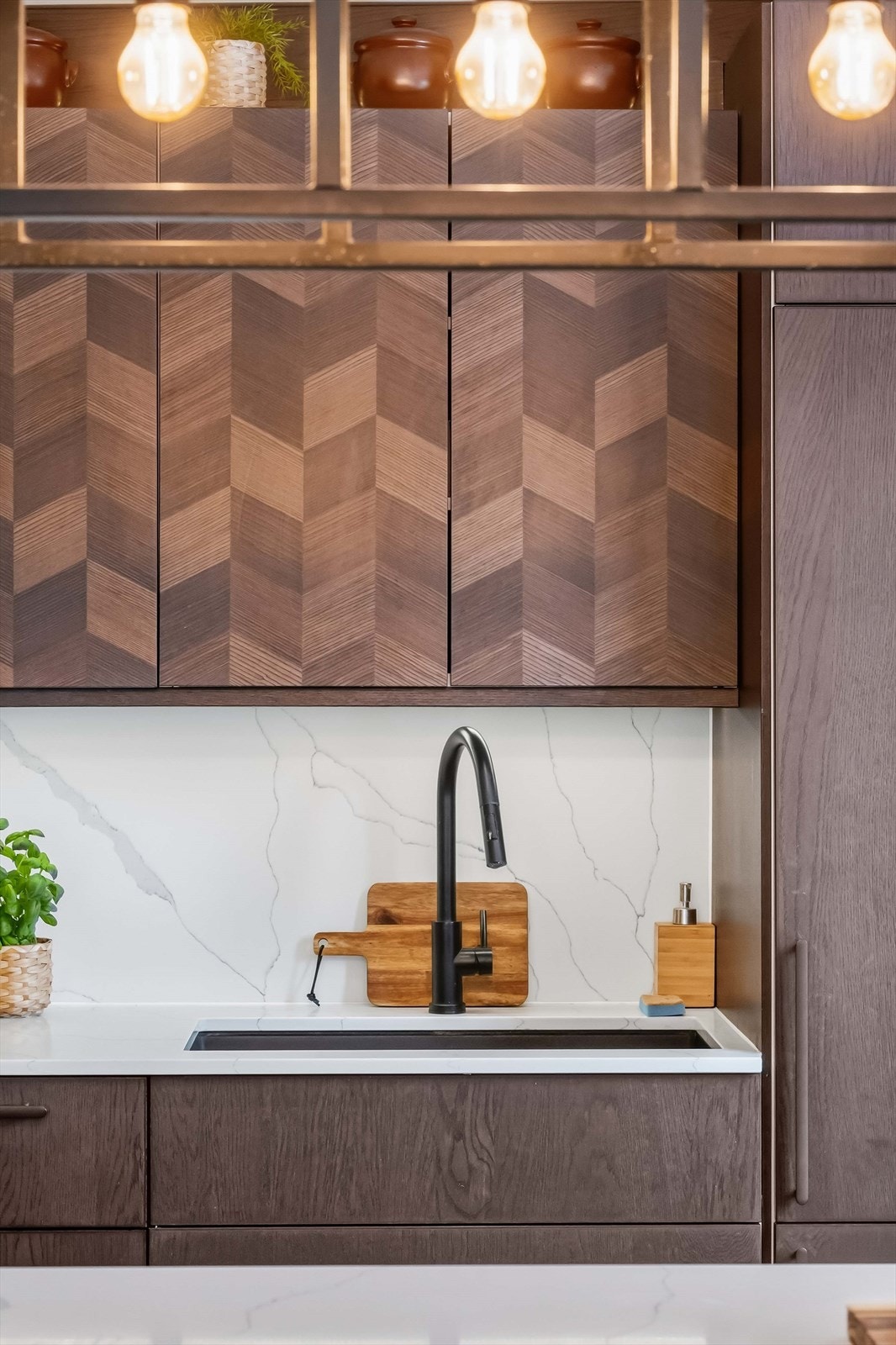 Kjøkken med et moderne og stilrent uttrykk. Galleribilde