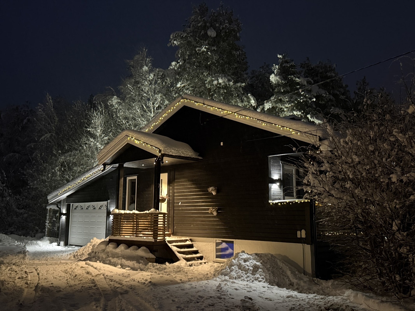 Bolig over to plan, med enkeltgarasje, fin hage og badstue! Selgers bilde. Galleribilde