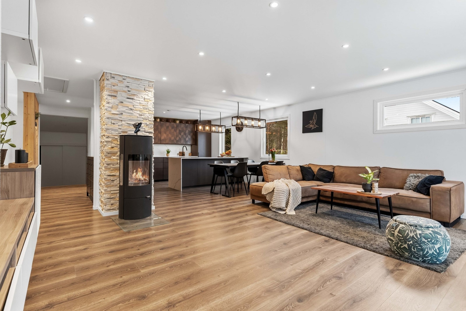 Rommet er lyst og luftig. Her er det laminatgulv, som er enkelt å vedlikeholde. Galleribilde