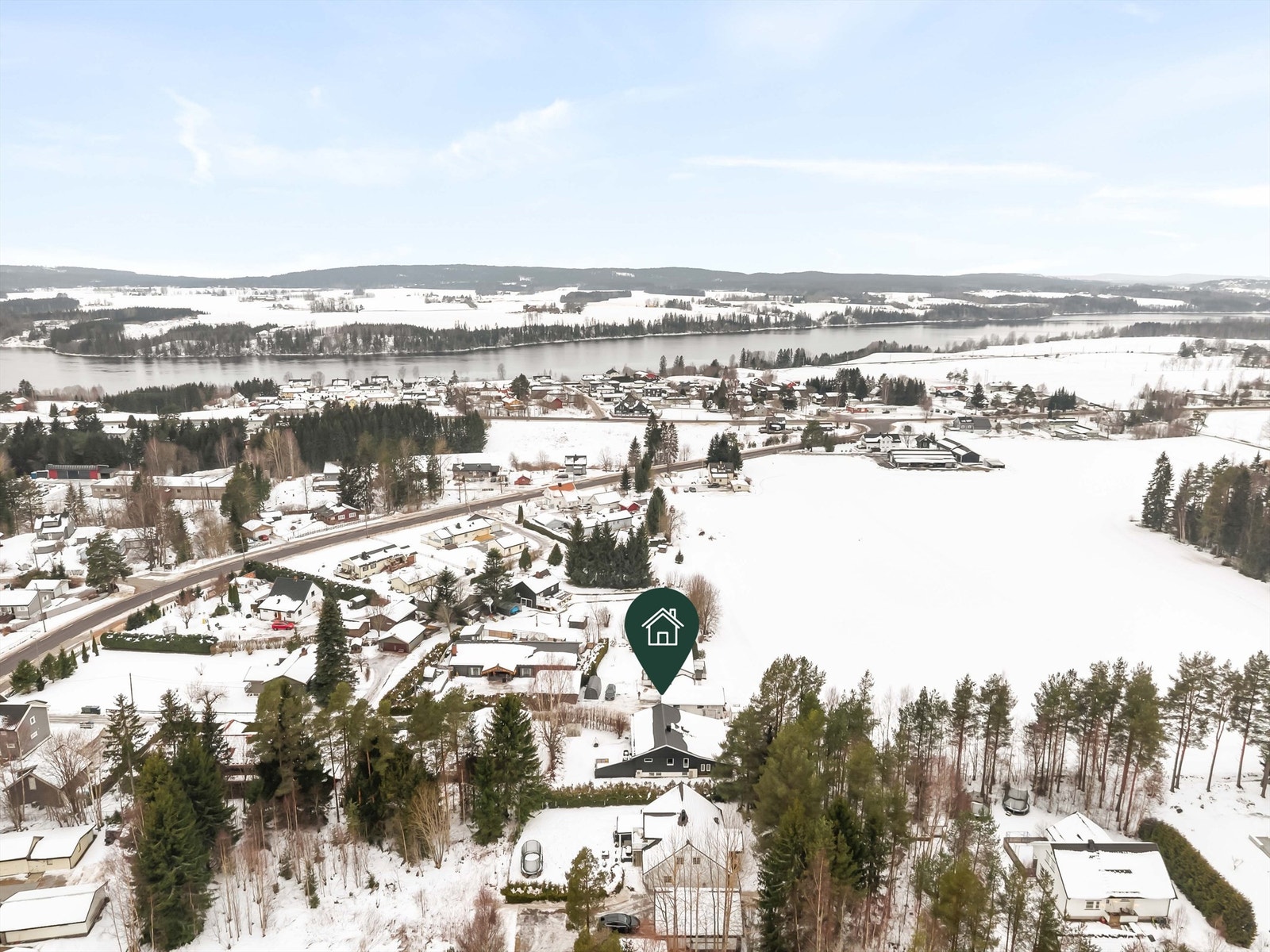 Boligen ligger i blindvei i trafikkstille, barnevennlig og veletablert boligområde på Haga i Nes kommune. Galleribilde