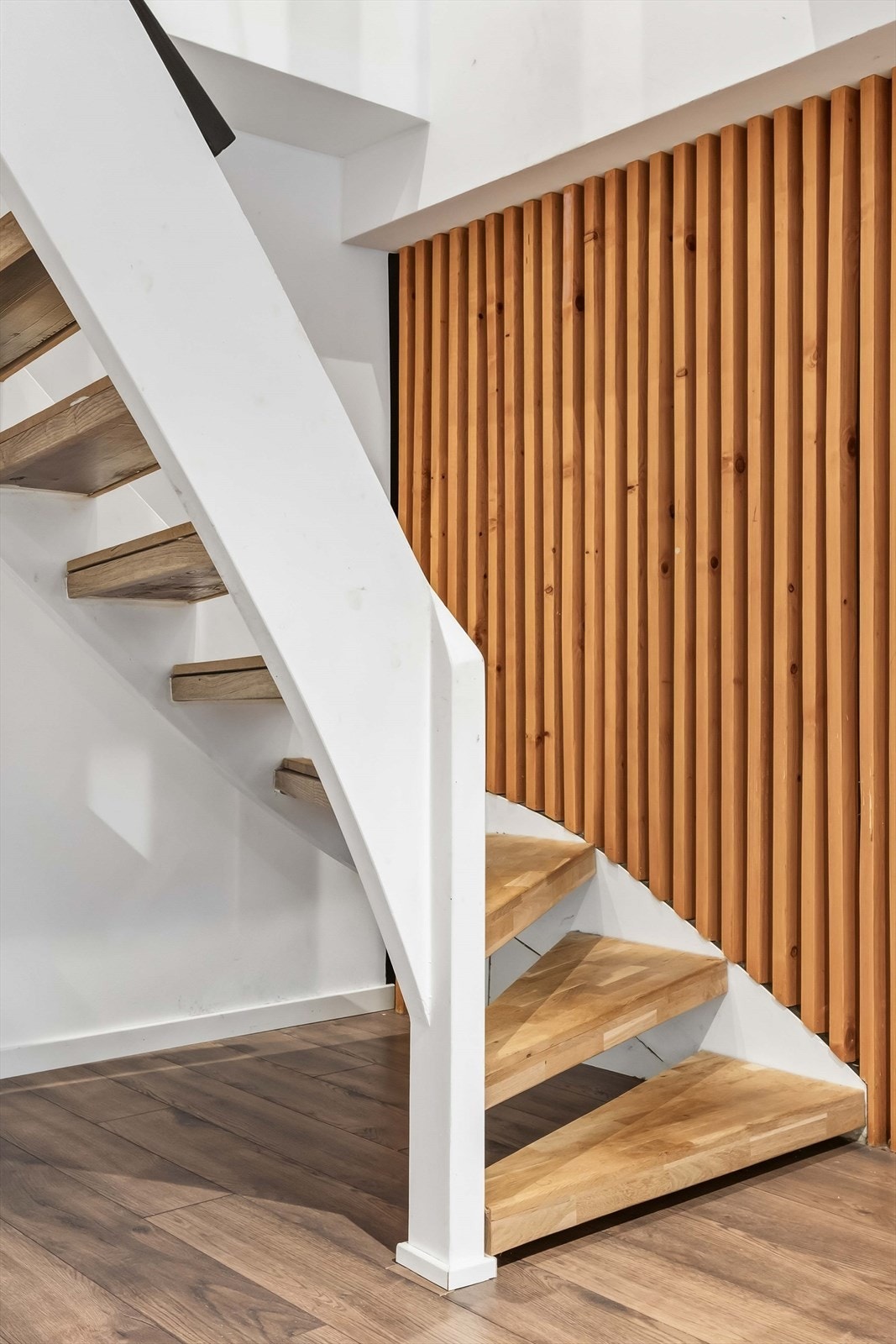 Vi tar veien videre til kjelleretasjen, som inneholder en kjellerstue, to soverom og et bad. Galleribilde