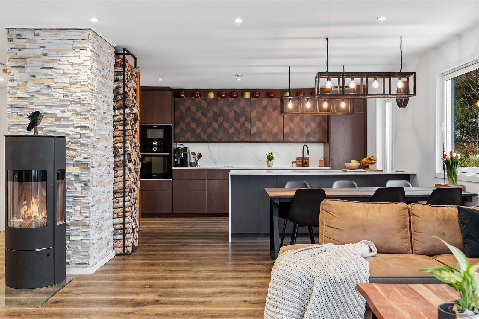 Kjøkkenet ligger i åpen løsning med stuen. Galleribilde