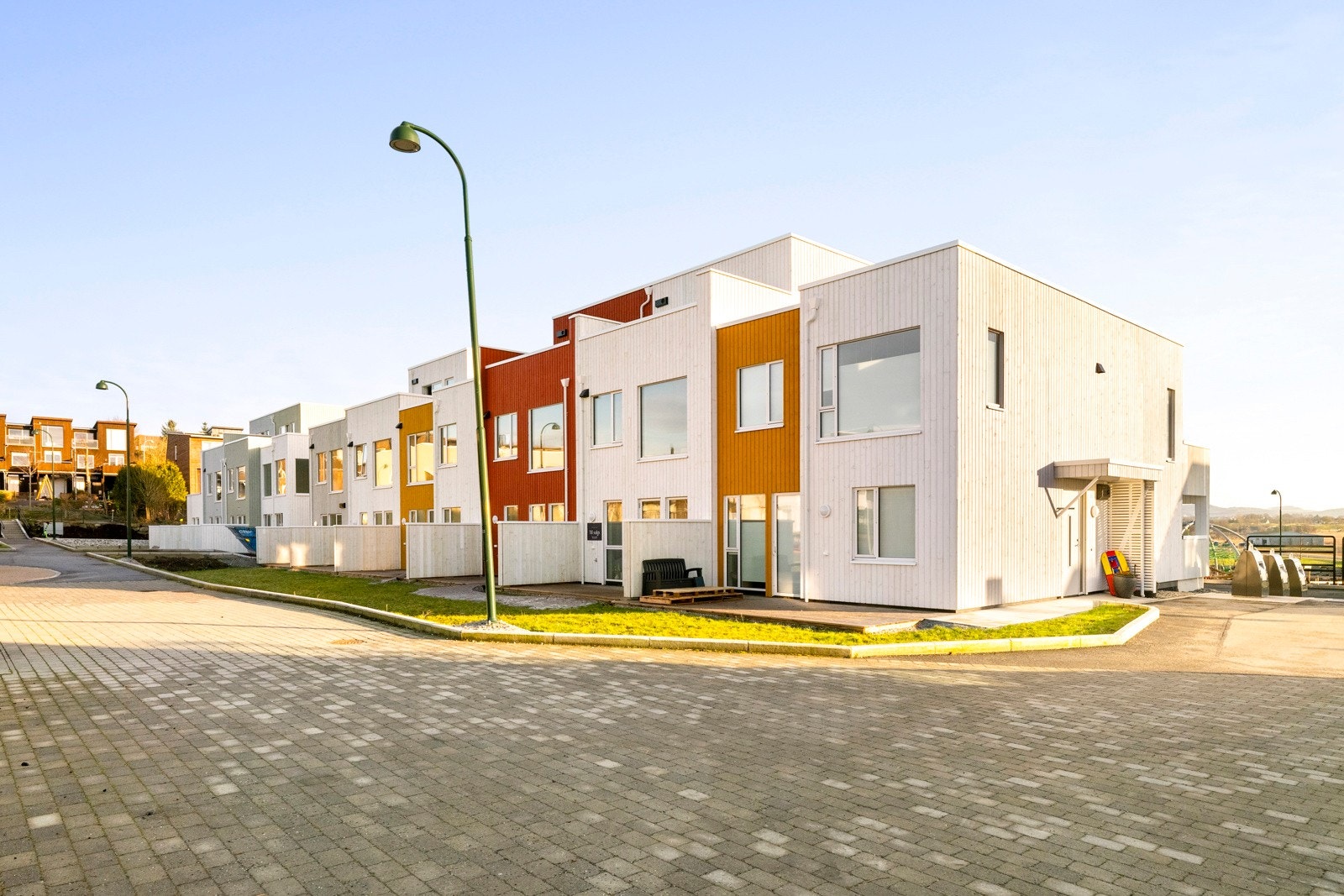 Området er luftig og bilfritt, med umiddelbar nærhet til dagligvare og en rekke lekeplasser. Galleribilde