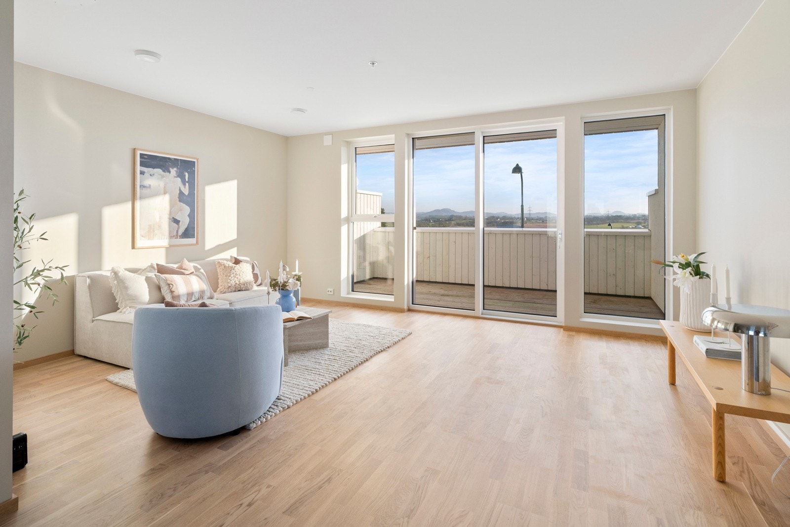 Stuen er naturlig inndelt i ulike brukssoner, og det passer utmerket å innrede med spisebord utenfor kjøkkenet. Galleribilde