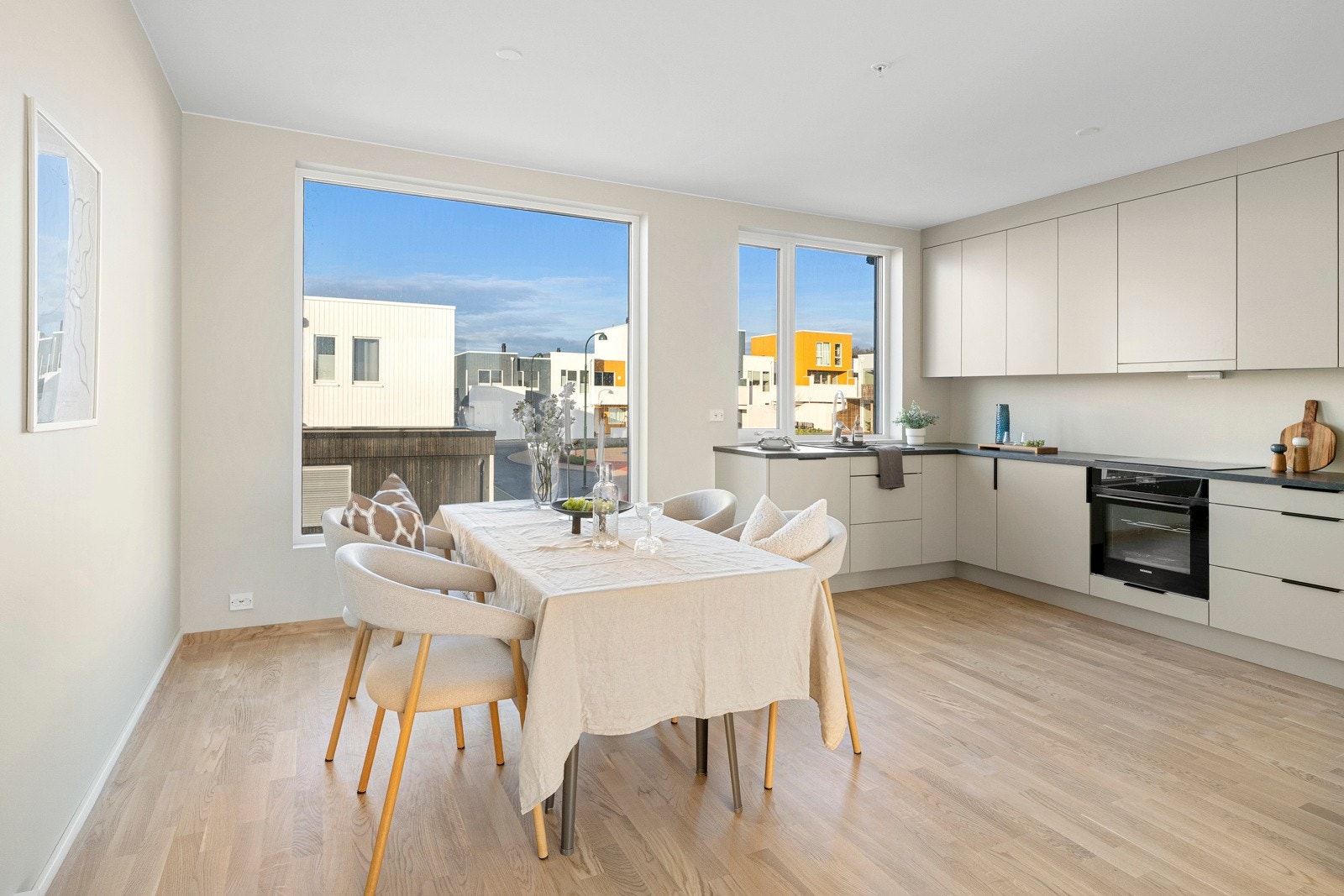 Det åpne stue/kjøkken løsningen gir mulighet til å lage langbord til spesielle anledninger. Galleribilde