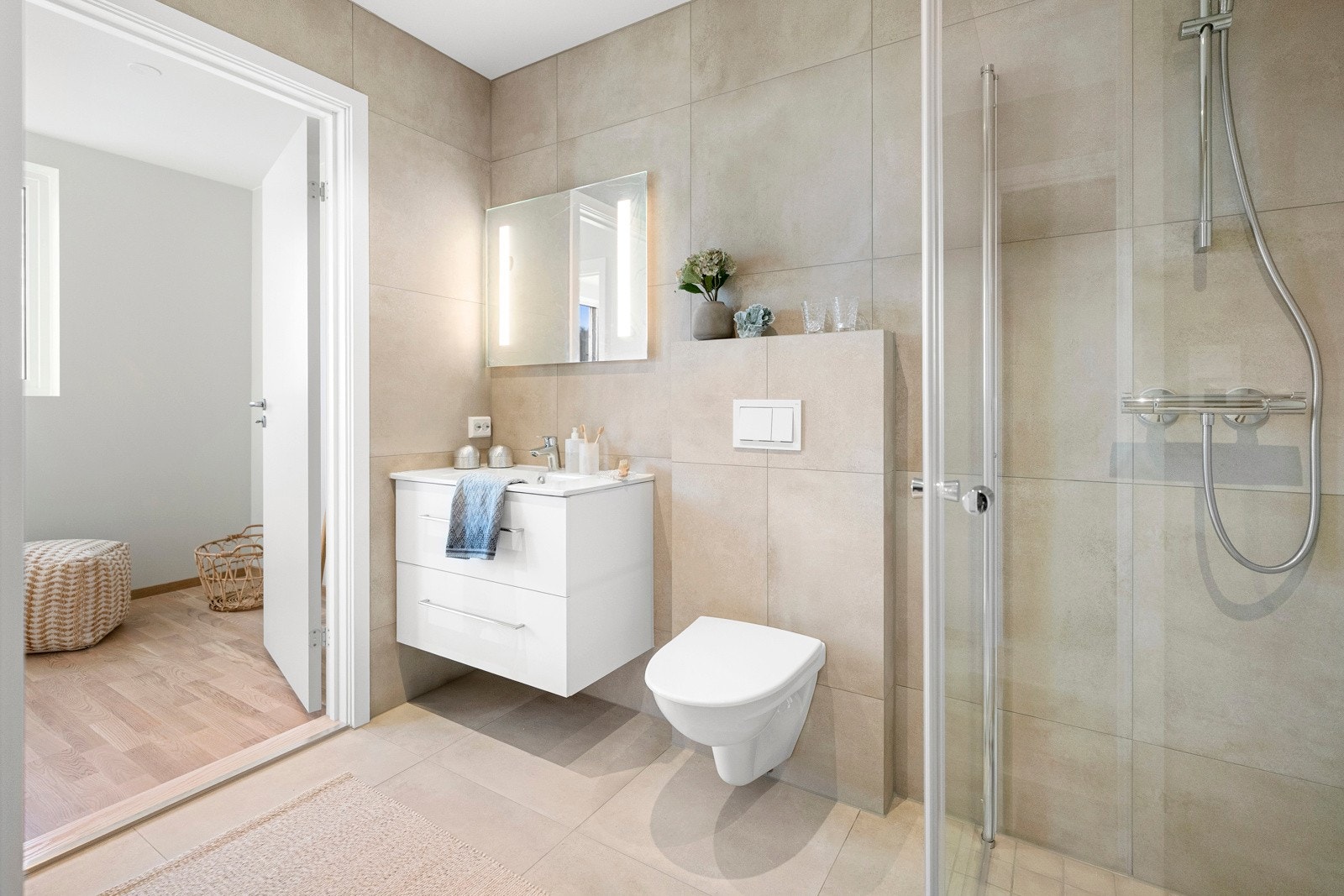 Badet oppe ligger i tilknytning til garderoben ved hovedsoverommet, men har også adkomst fra gangen. Galleribilde