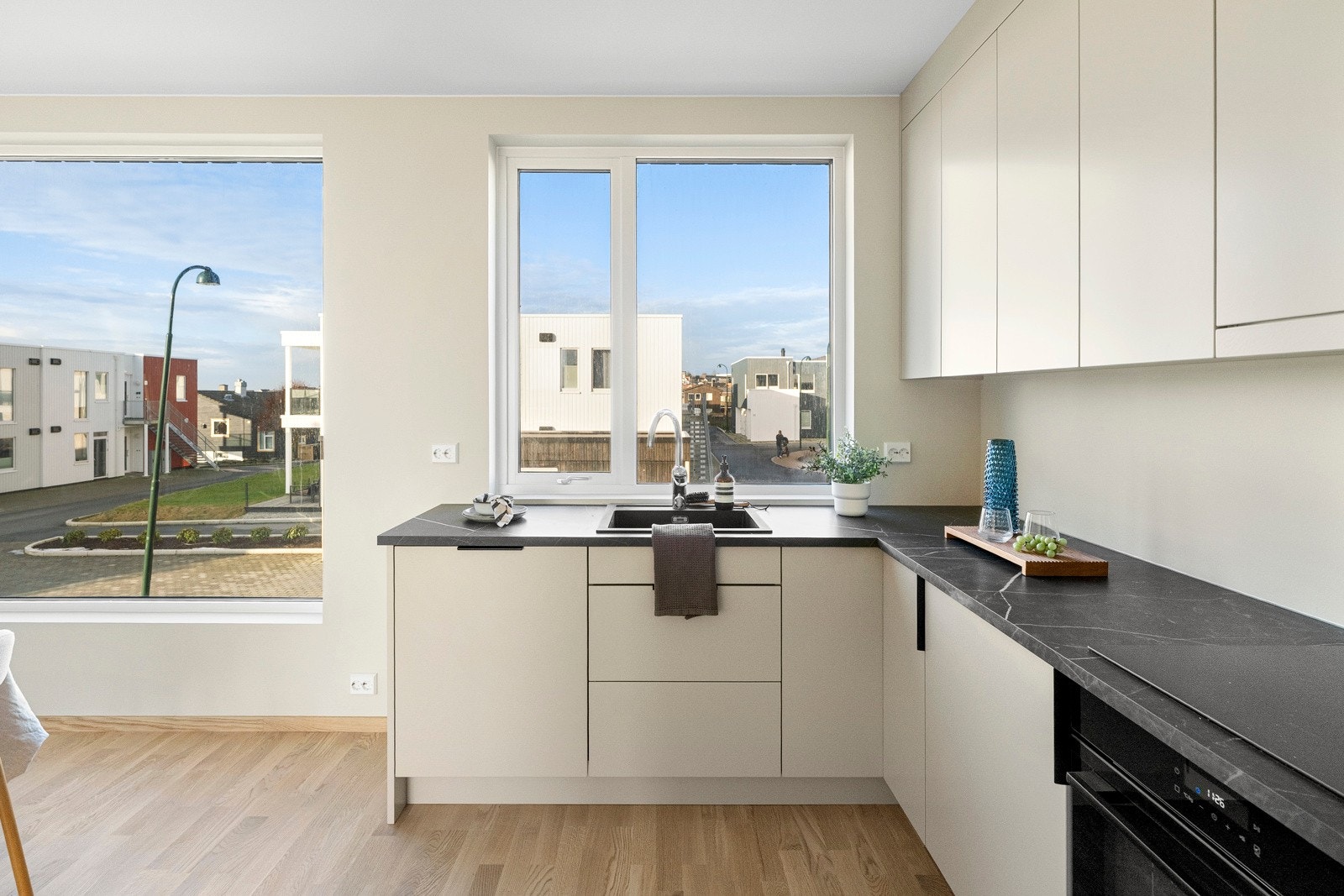 Kjøkkenet er utstyrt med integrerte hvitevarer bestående av platetopp, stekeovn, oppvaskmaskin og en kombinert kjøl/frys. Galleribilde