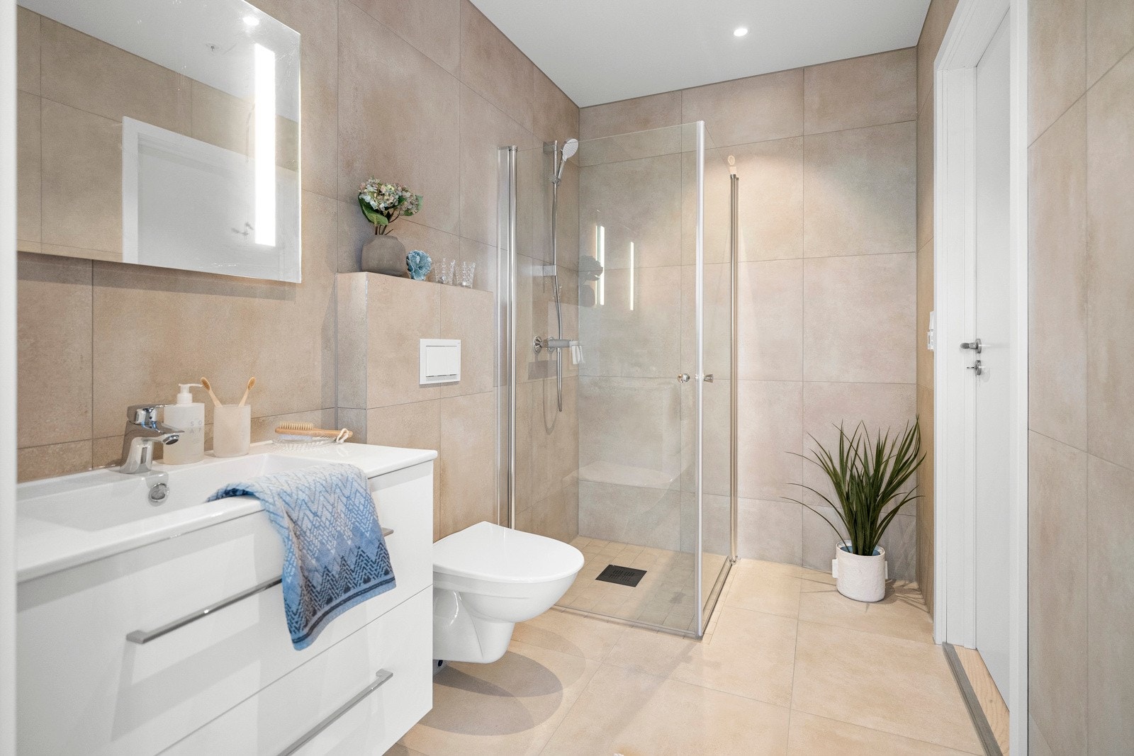 Planløsningen byr på to moderne bad, ett i første etasje og ett i tredje etasje. Galleribilde