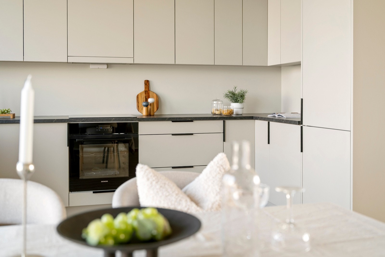 Praktisk innredet med overskap helt til tak og godt med både skap- og benkeplass på kjøkkenet. Galleribilde