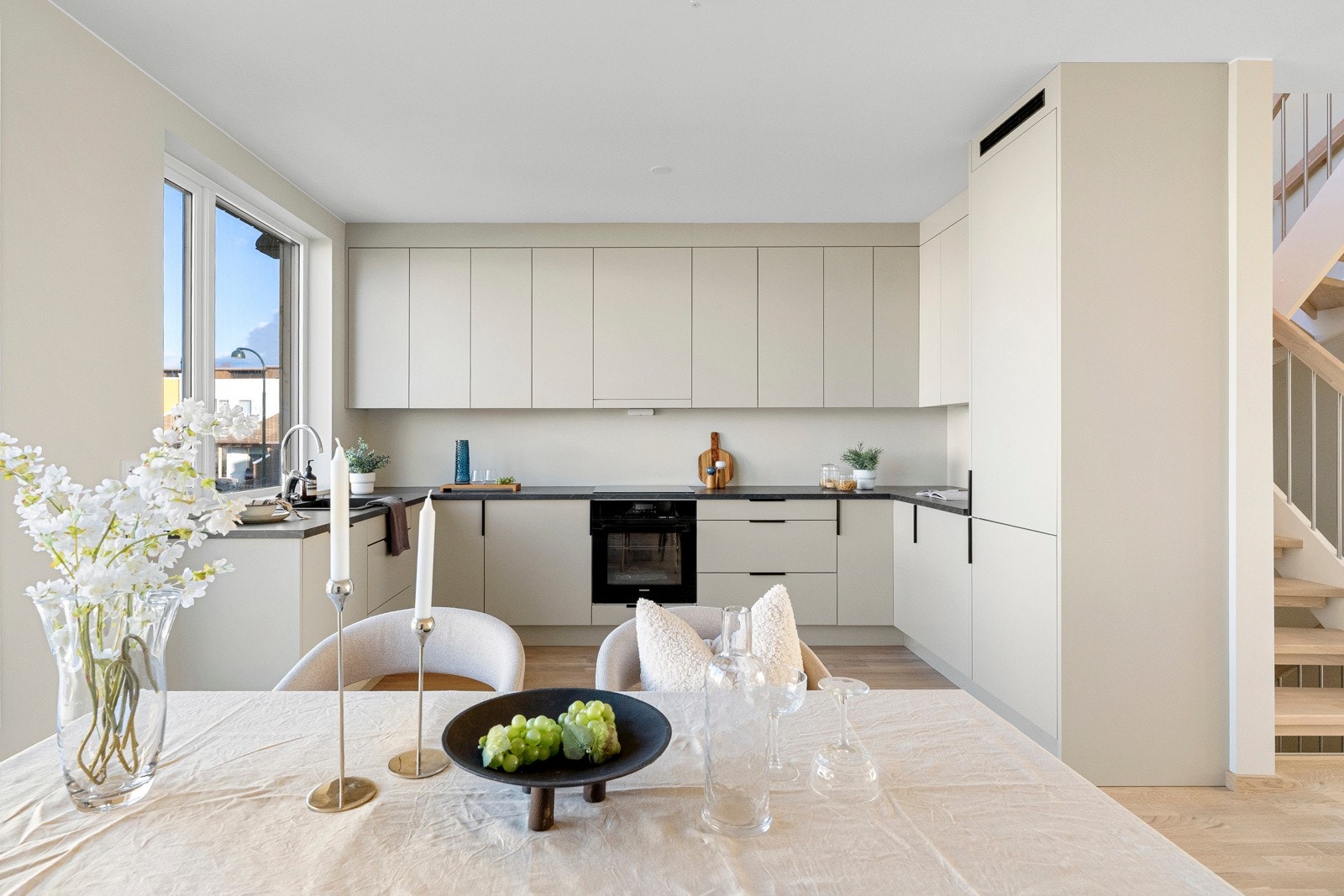 Kjøkkenet er tidløst og delikat, oppført i en stor og smart U-form der både store og små kan bli med på matlagingen. Galleribilde