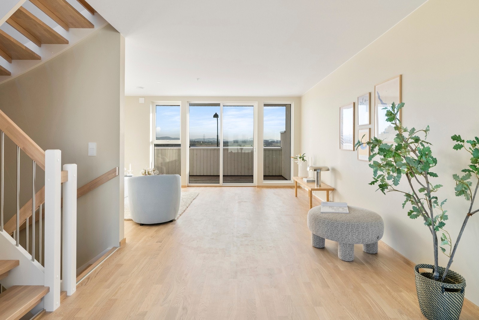 På stuegulvet er det lagt lys parkett, som står godt til veggflater malt i en dus og trendy beigetone. Galleribilde