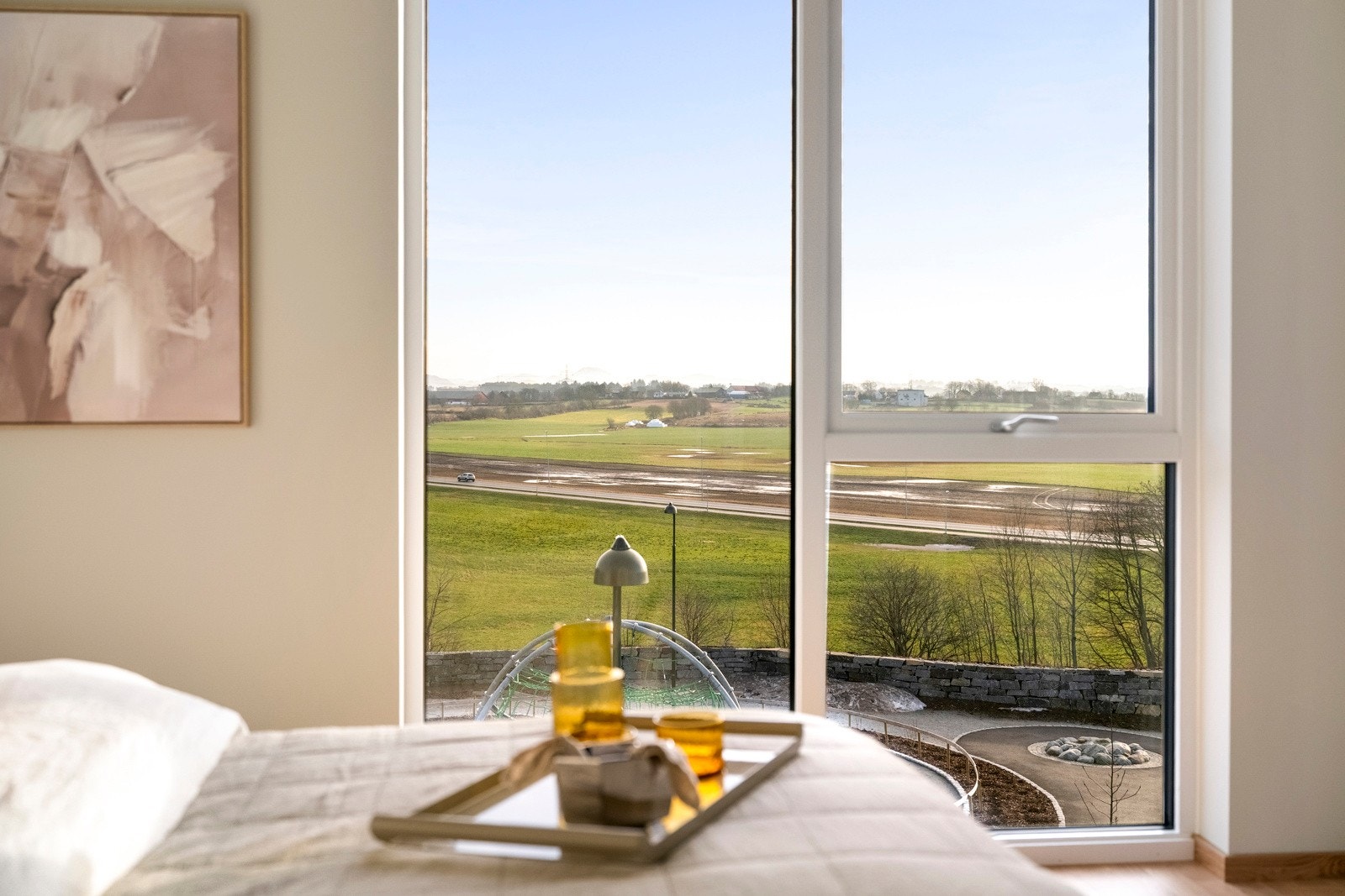 Store vindusflater gir godt med lysinnslipp og herlig utsikt. Galleribilde