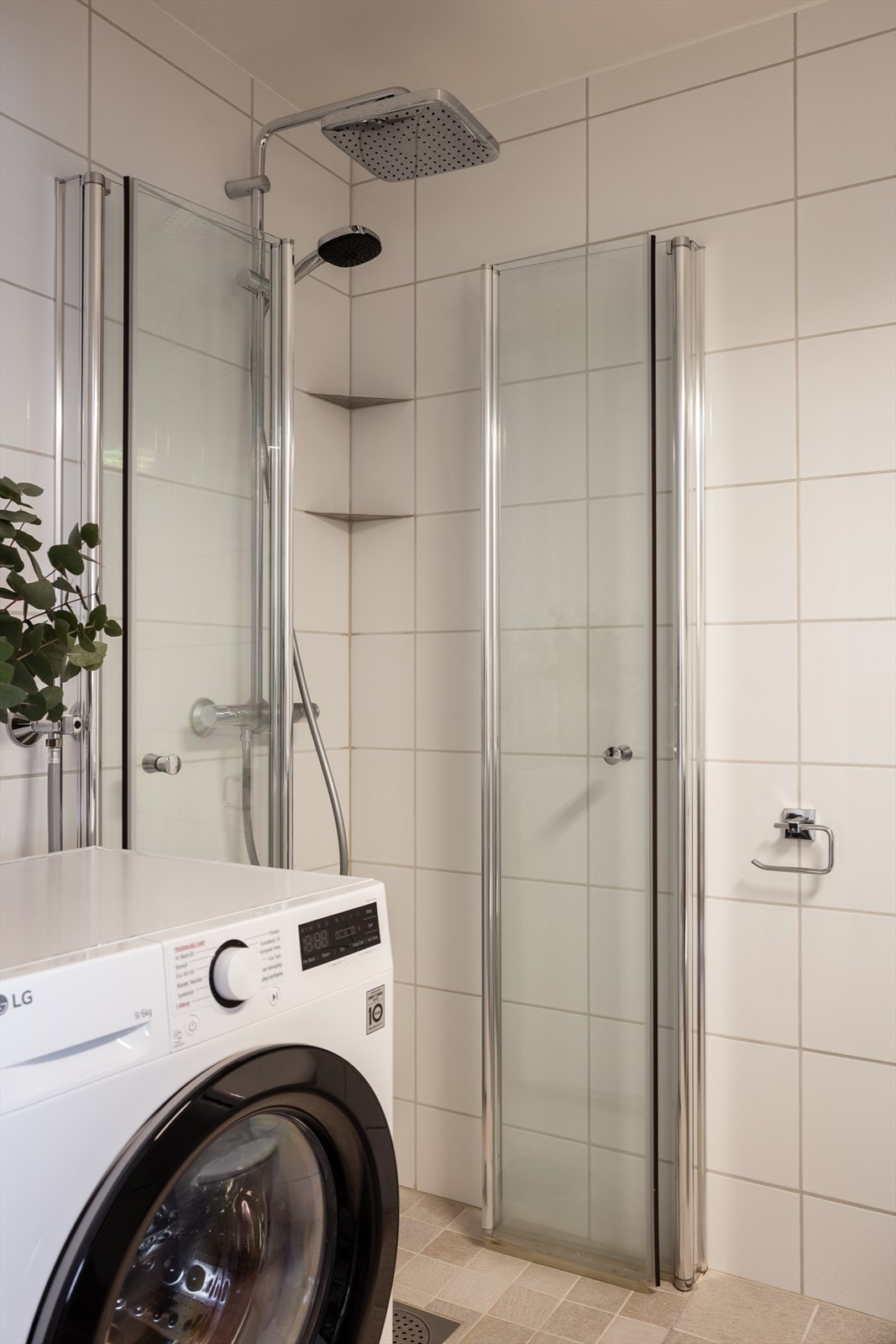 Dusjhjørne med innfellbare dører og opplegg for vaskemaskin. Galleribilde