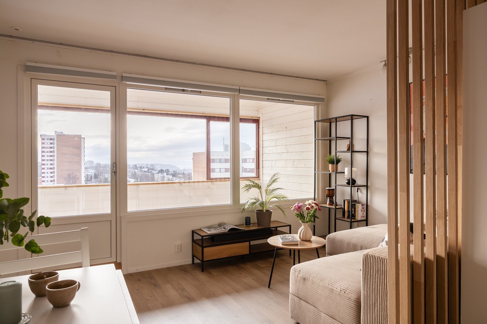 Store vindusflater gir rikelig med naturlig lys inn i oppholdsrommet. Galleribilde