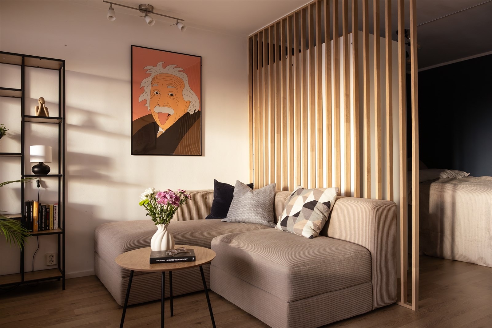 En stilig spilevegg skiller sovealkoven fra stuen på en elegant måte. Galleribilde