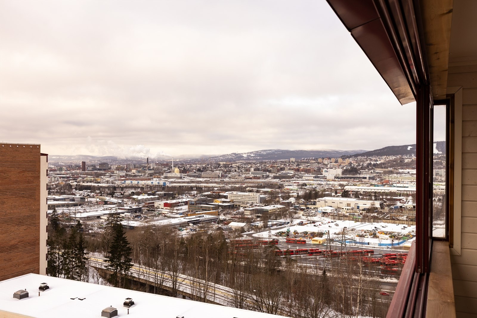 Utsikten strekker seg over nærområdet og mot åsene i det fjerne. Galleribilde