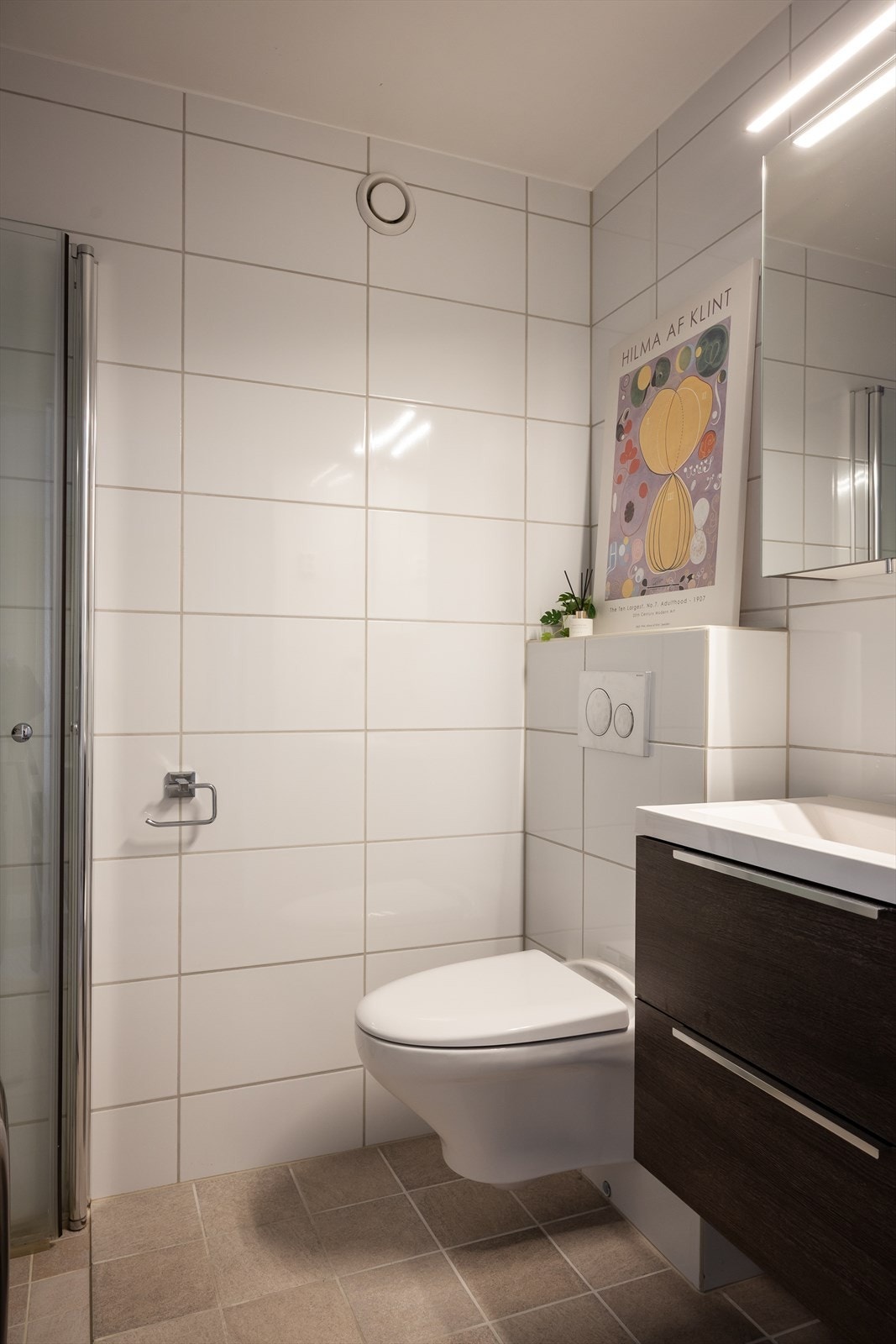 Rommet er utstyrt med et vegghengt toalett med innebygget sisterne. Galleribilde