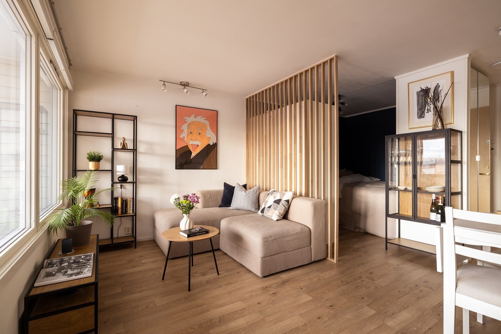 Leiligheten har et svært lyst og godt oppholdsrom. Galleribilde