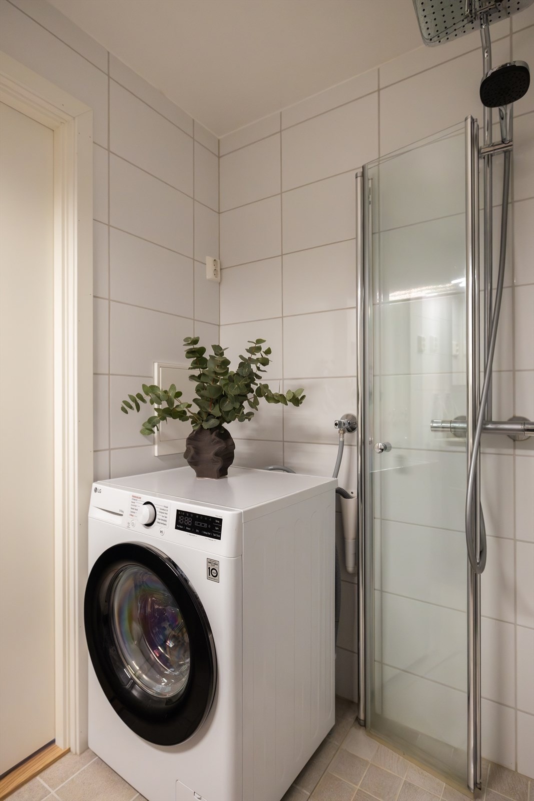 Gulvet er flislagt og har tilfredsstillende fall mot sluket. Galleribilde