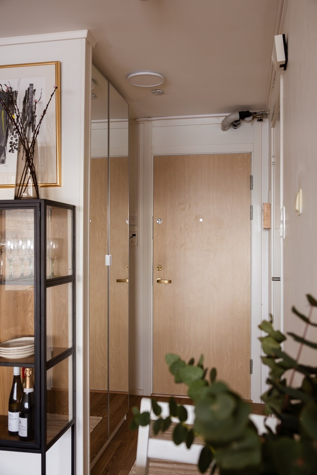 Lys entré med speilgarderobe Galleribilde