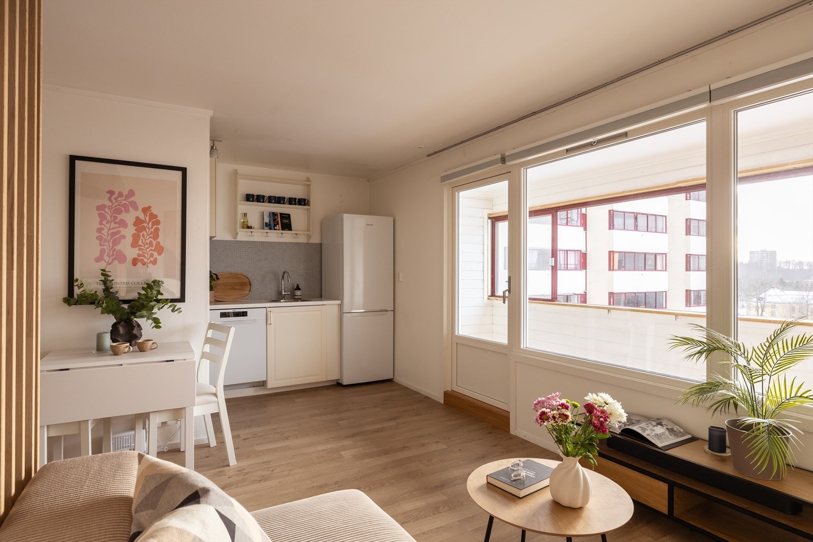 Leiligheten har en arealeffektiv planløsning med stue og kjøkken i åpen løsning. Galleribilde