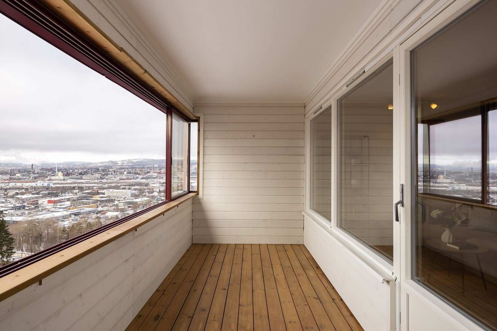 Den innglassede balkongen på 10 m² fungerer som en forlengelse av stuen store deler av året. Galleribilde