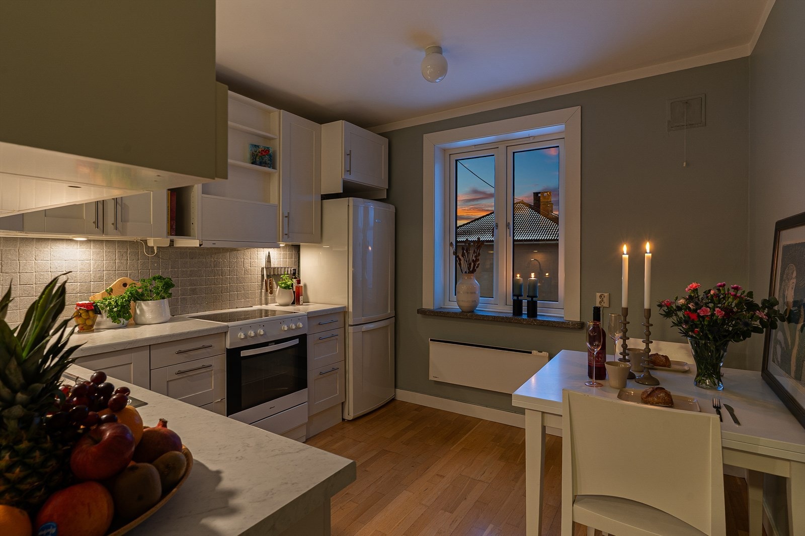 Det er avsatt plass til et hyggelig spisebord ved vinduet. Galleribilde