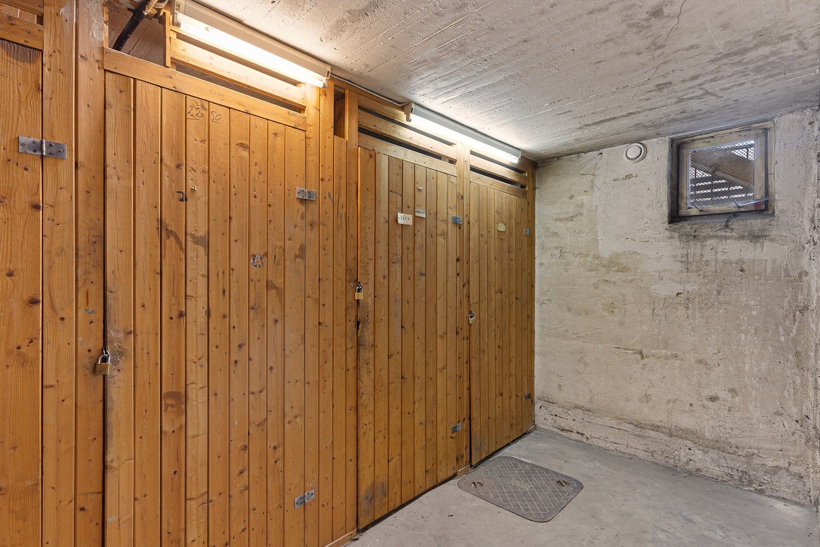 I tillegg medfølger en praktisk bod i kjelleren. Galleribilde