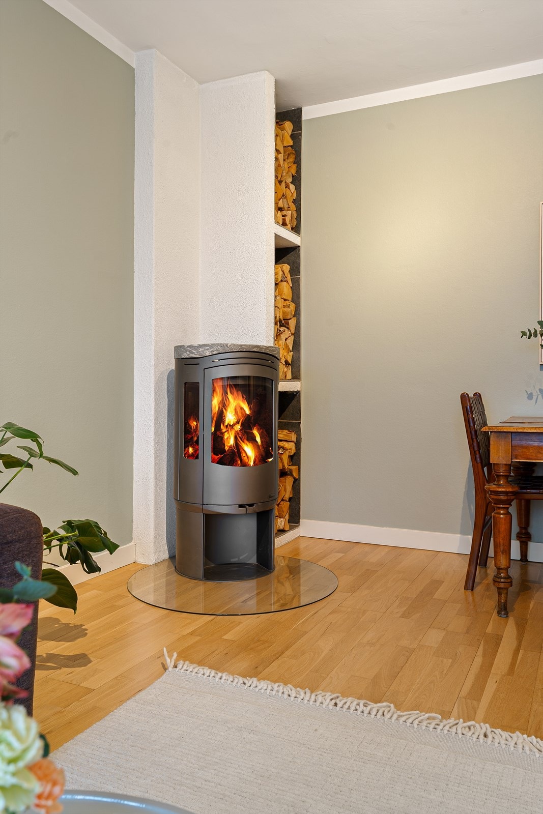 Peisovnen er plassert på en beskyttende glassplate. Galleribilde