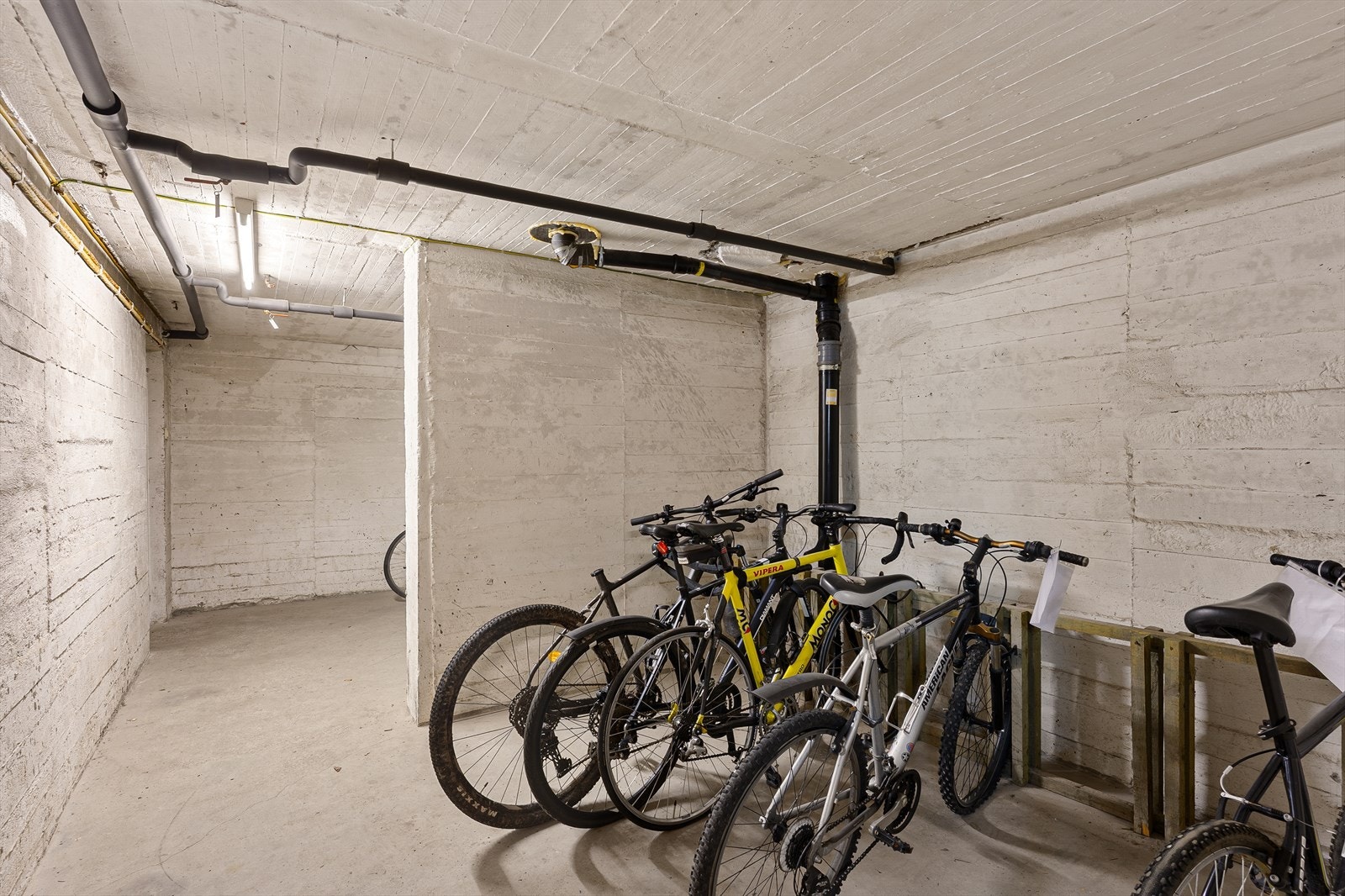 Felles sykkelbod i kjelleren gir trygg og enkel parkering. Galleribilde