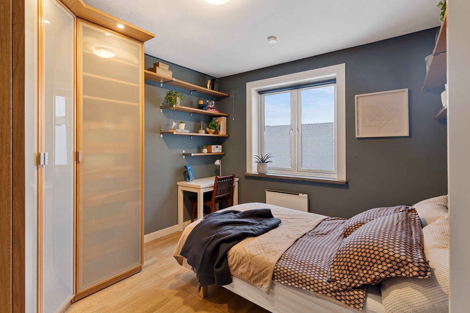 Soverommet er av god størrelse med plass til dobbeltseng og garderobeløsning. Galleribilde