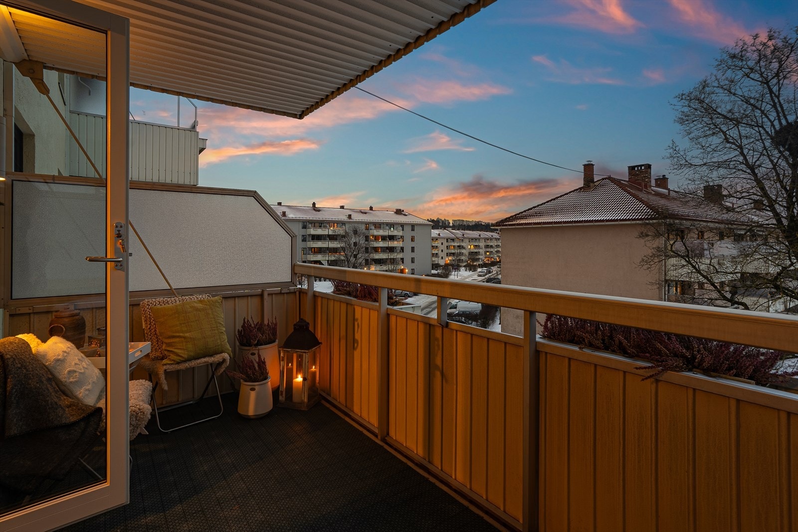 Balkongen er overbygget, noe som gir ly for vær og vind. Galleribilde