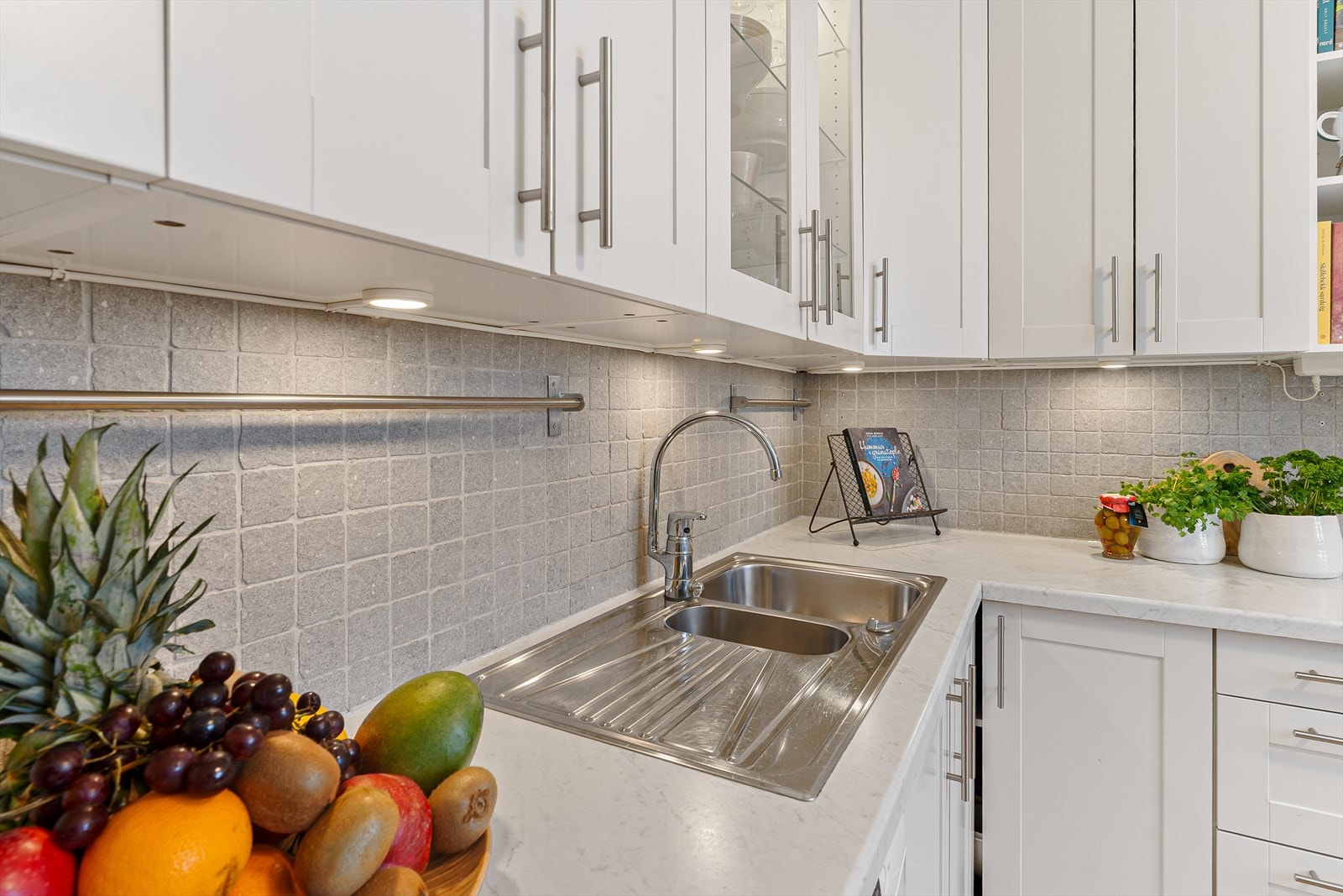 God belysning under overskapene gir et funksjonelt arbeidslys. Galleribilde