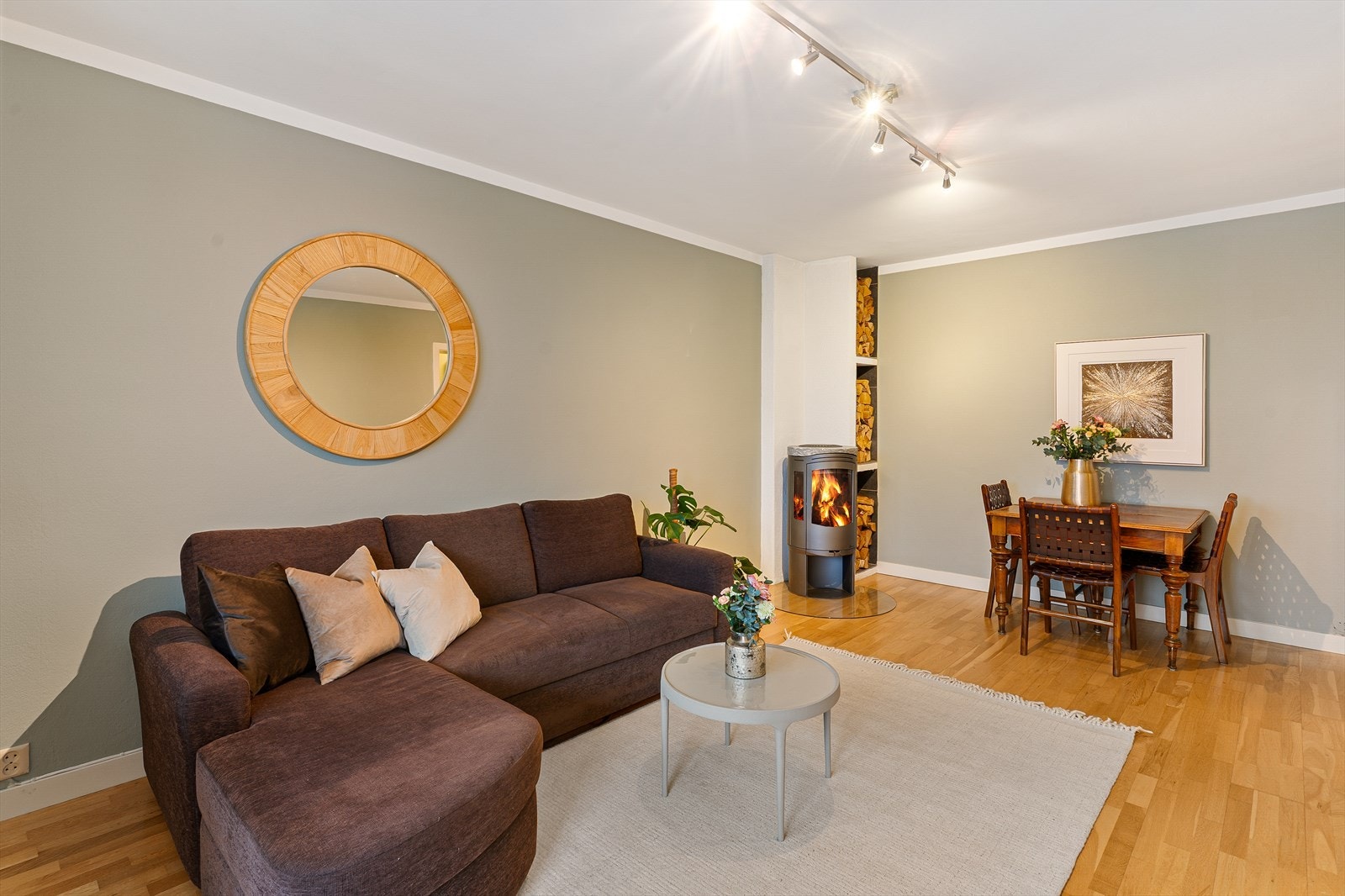 Rommet har en åpen og sosial utforming i tilknytning til spiseplassen. Galleribilde