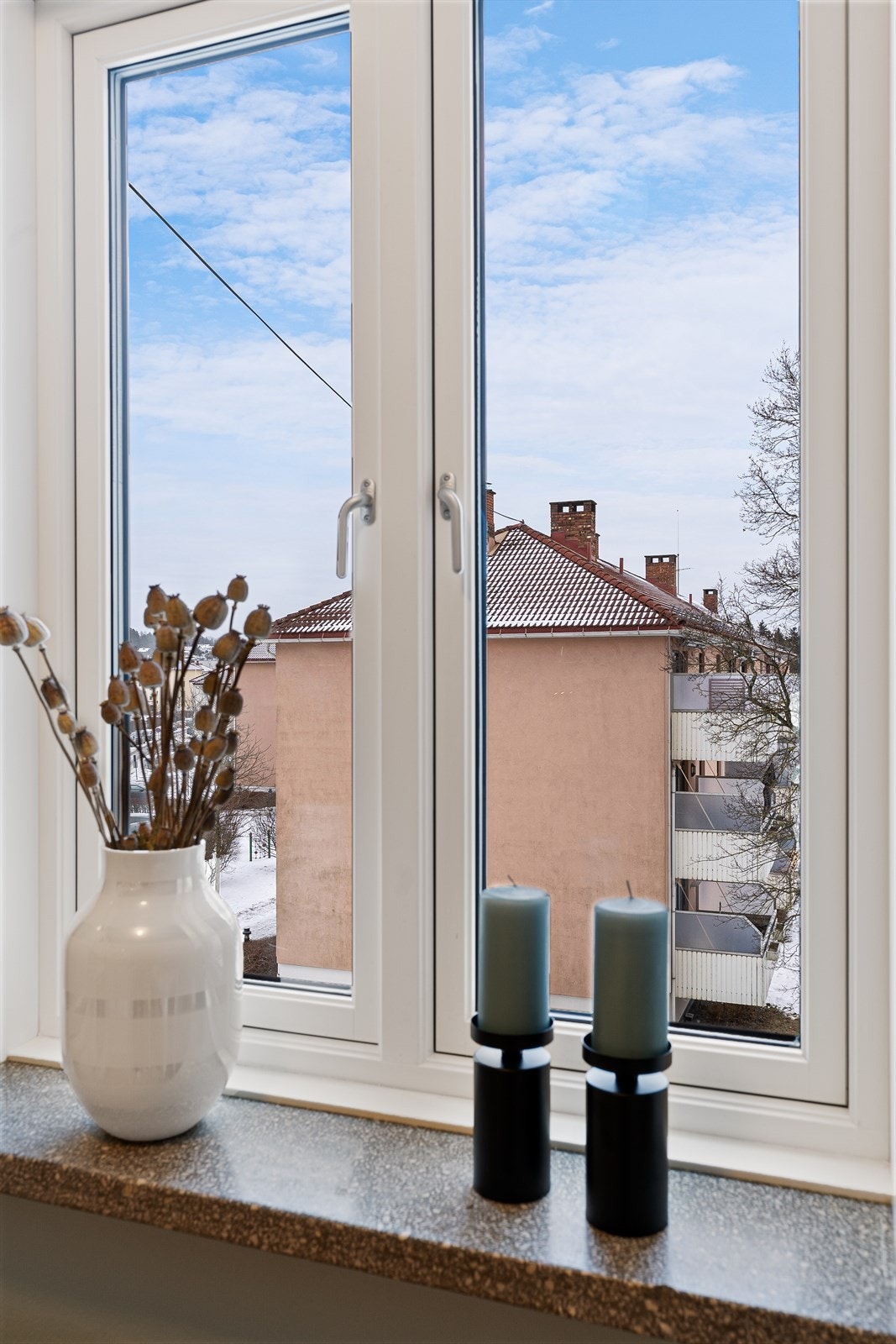 Fra kjøkkenvinduet er det utsyn mot nærområdet. Galleribilde