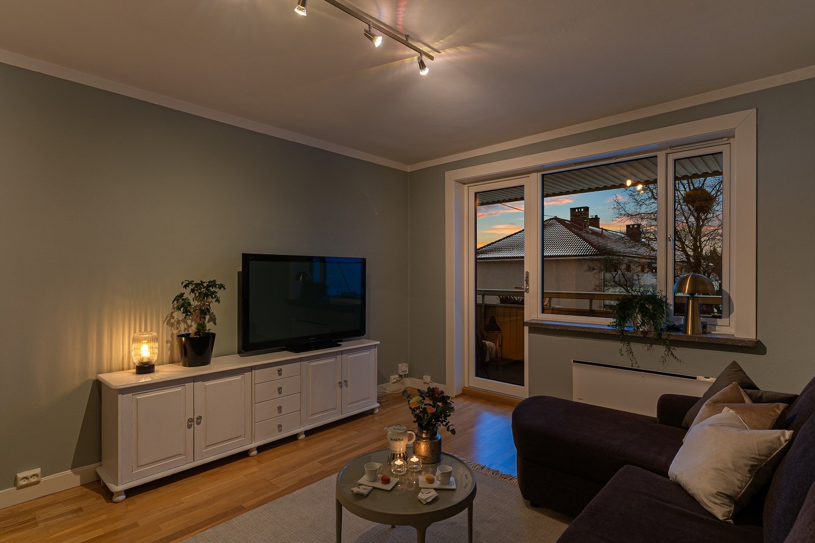 Store vindusflater og balkongdør gir rikelig med naturlig lys. Galleribilde