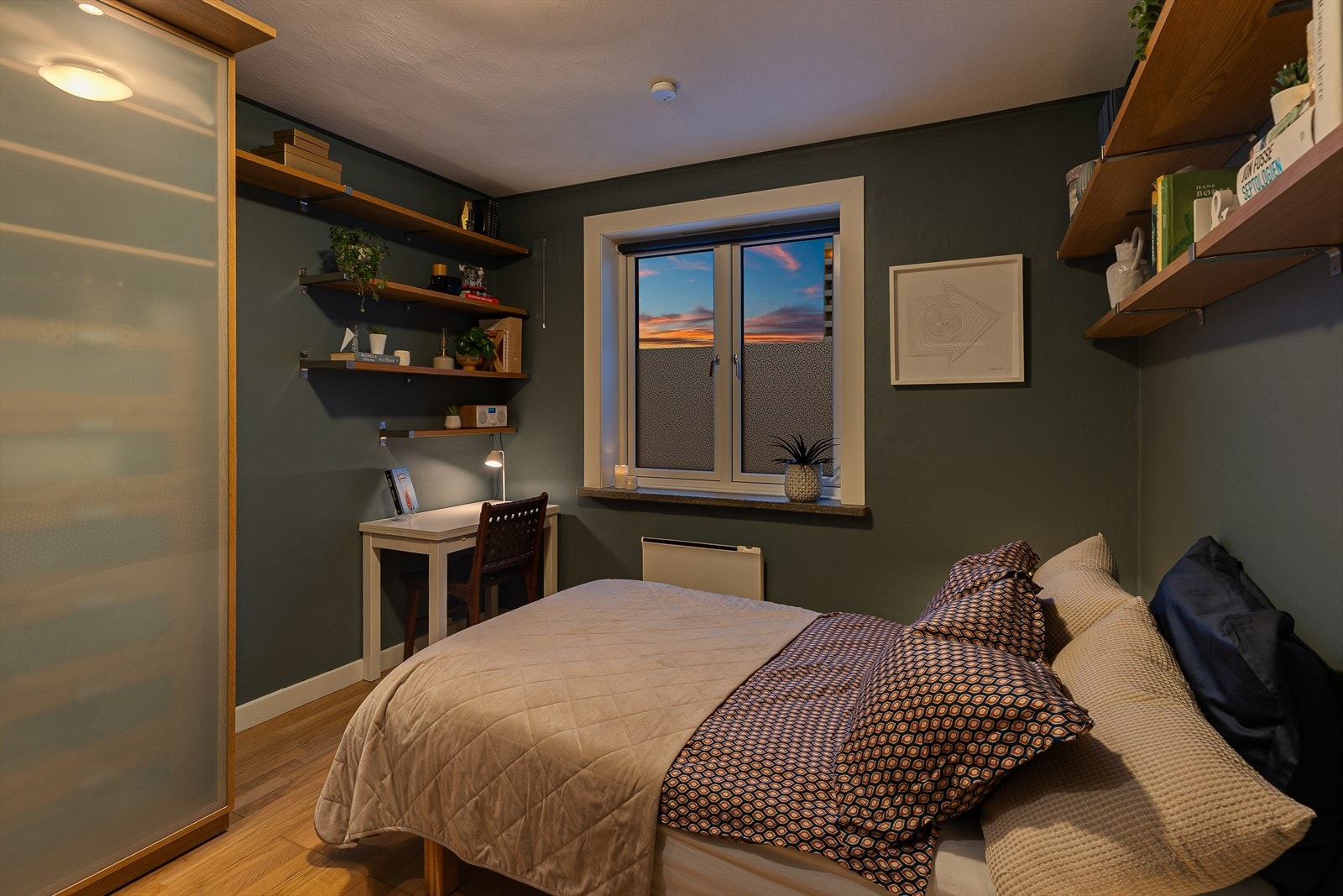 Rommet har også plass til en praktisk arbeids- eller lesekrok. Galleribilde