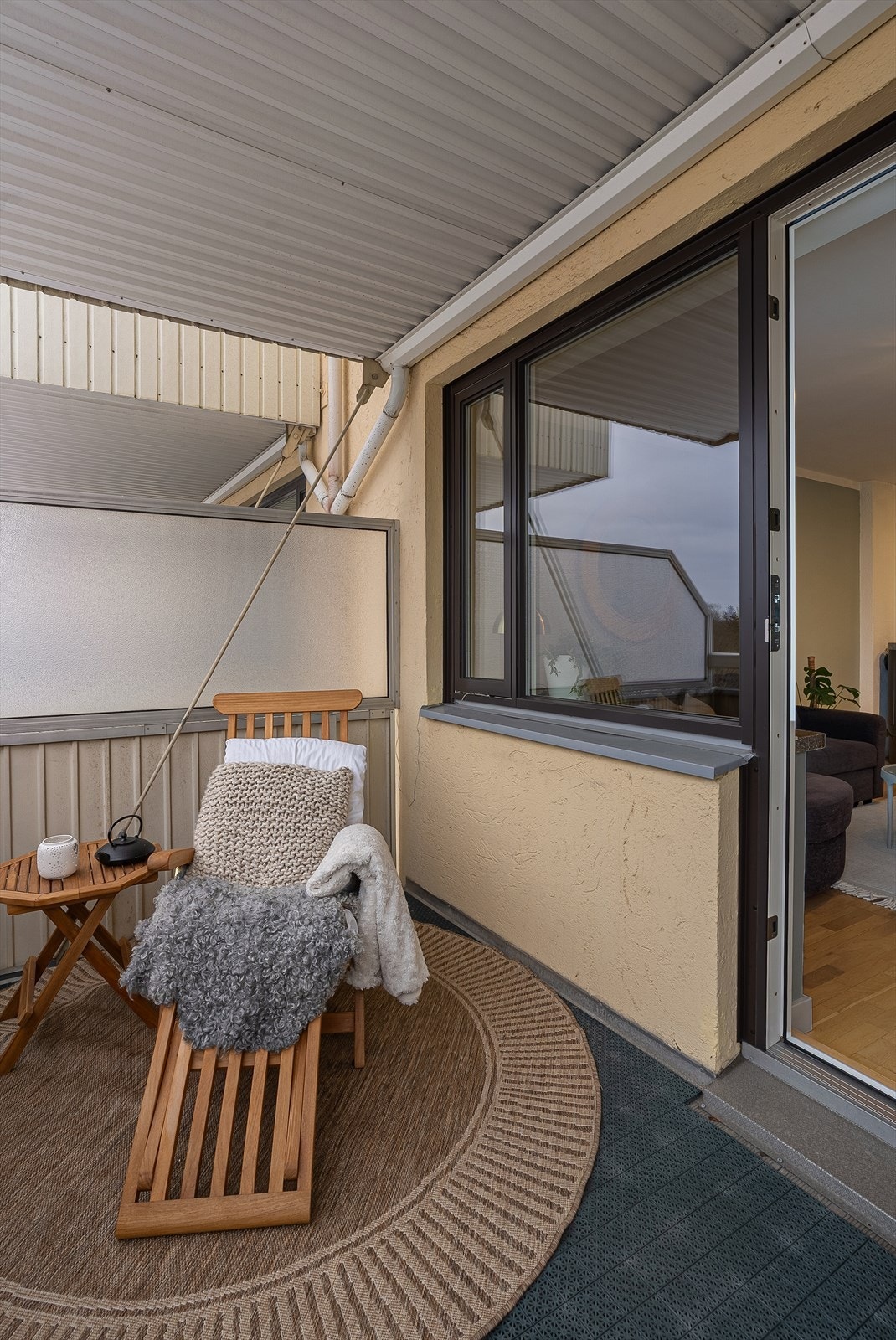 Balkongen har et slitesterkt gulv og rekkverk i tre. Galleribilde